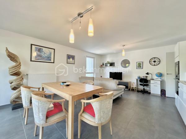 Appartement T3 de 63 m² avec une place de parking inclus , idéalement situé sur les hauteurs de Cognin, dans un environnement calme, verdoyant et recherché.
Situé au 2ᵉ et dernier étage d’une résidence récente sécurisée avec ascenseur, cet appartement lumineux vous séduira par son agencement fonctionnel et son cadre de vie privilégié. L’espace de vie se compose d’un séjour avec cuisine ouverte de 27 m² entièrement équipée. Baigné de lumière naturelle, cet espace s’ouvre sur une agréable terrasse de 12 m² bénéficiant d’une vue dégagée. L’espace nuit comprend deux grandes chambres, ainsi qu’une spacieuse salle d’eau équipée d’une douche à l’italienne. Pour votre confort, vous bénéficierez également d’une cave privative en rez-de-chaussée ainsi que d’un local vélos commun à l’entrée de l’immeuble. Une place de stationnement est incluse dans le prix de vente, avec la possibilité d’acquérir d'une seconde place en supplément. Nichée dans un quartier paisible, cette résidence offre un cadre de vie idéal pour profiter du calme tout en restant à proximité des commodités et des axes principaux. Une belle opportunité à saisir pour ceux qui recherchent confort, luminosité et tranquillité dans un environnement privilégié. 
À découvrir sans tarder !