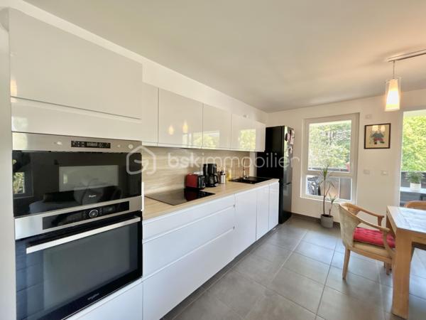 Appartement T3 de 63 m² avec une place de parking inclus , idéalement situé sur les hauteurs de Cognin, dans un environnement calme, verdoyant et recherché.
Situé au 2ᵉ et dernier étage d’une résidence récente sécurisée avec ascenseur, cet appartement lumineux vous séduira par son agencement fonctionnel et son cadre de vie privilégié. L’espace de vie se compose d’un séjour avec cuisine ouverte de 27 m² entièrement équipée. Baigné de lumière naturelle, cet espace s’ouvre sur une agréable terrasse de 12 m² bénéficiant d’une vue dégagée. L’espace nuit comprend deux grandes chambres, ainsi qu’une spacieuse salle d’eau équipée d’une douche à l’italienne. Pour votre confort, vous bénéficierez également d’une cave privative en rez-de-chaussée ainsi que d’un local vélos commun à l’entrée de l’immeuble. Une place de stationnement est incluse dans le prix de vente, avec la possibilité d’acquérir d'une seconde place en supplément. Nichée dans un quartier paisible, cette résidence offre un cadre de vie idéal pour profiter du calme tout en restant à proximité des commodités et des axes principaux. Une belle opportunité à saisir pour ceux qui recherchent confort, luminosité et tranquillité dans un environnement privilégié. 
À découvrir sans tarder !
