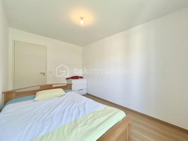 Appartement T3 de 63 m² avec une place de parking inclus , idéalement situé sur les hauteurs de Cognin, dans un environnement calme, verdoyant et recherché.
Situé au 2ᵉ et dernier étage d’une résidence récente sécurisée avec ascenseur, cet appartement lumineux vous séduira par son agencement fonctionnel et son cadre de vie privilégié. L’espace de vie se compose d’un séjour avec cuisine ouverte de 27 m² entièrement équipée. Baigné de lumière naturelle, cet espace s’ouvre sur une agréable terrasse de 12 m² bénéficiant d’une vue dégagée. L’espace nuit comprend deux grandes chambres, ainsi qu’une spacieuse salle d’eau équipée d’une douche à l’italienne. Pour votre confort, vous bénéficierez également d’une cave privative en rez-de-chaussée ainsi que d’un local vélos commun à l’entrée de l’immeuble. Une place de stationnement est incluse dans le prix de vente, avec la possibilité d’acquérir d'une seconde place en supplément. Nichée dans un quartier paisible, cette résidence offre un cadre de vie idéal pour profiter du calme tout en restant à proximité des commodités et des axes principaux. Une belle opportunité à saisir pour ceux qui recherchent confort, luminosité et tranquillité dans un environnement privilégié. 
À découvrir sans tarder !