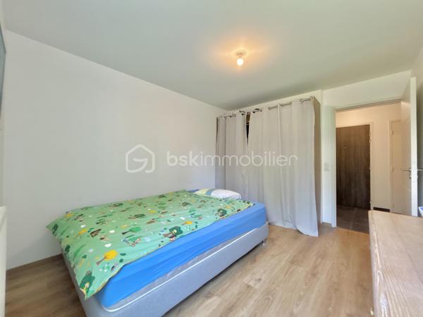 Appartement T3 de 63 m² avec une place de parking inclus , idéalement situé sur les hauteurs de Cognin, dans un environnement calme, verdoyant et recherché.
Situé au 2ᵉ et dernier étage d’une résidence récente sécurisée avec ascenseur, cet appartement lumineux vous séduira par son agencement fonctionnel et son cadre de vie privilégié. L’espace de vie se compose d’un séjour avec cuisine ouverte de 27 m² entièrement équipée. Baigné de lumière naturelle, cet espace s’ouvre sur une agréable terrasse de 12 m² bénéficiant d’une vue dégagée. L’espace nuit comprend deux grandes chambres, ainsi qu’une spacieuse salle d’eau équipée d’une douche à l’italienne. Pour votre confort, vous bénéficierez également d’une cave privative en rez-de-chaussée ainsi que d’un local vélos commun à l’entrée de l’immeuble. Une place de stationnement est incluse dans le prix de vente, avec la possibilité d’acquérir d'une seconde place en supplément. Nichée dans un quartier paisible, cette résidence offre un cadre de vie idéal pour profiter du calme tout en restant à proximité des commodités et des axes principaux. Une belle opportunité à saisir pour ceux qui recherchent confort, luminosité et tranquillité dans un environnement privilégié. 
À découvrir sans tarder !