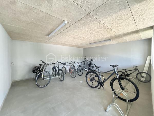 Appartement T3 de 63 m² avec une place de parking inclus , idéalement situé sur les hauteurs de Cognin, dans un environnement calme, verdoyant et recherché.
Situé au 2ᵉ et dernier étage d’une résidence récente sécurisée avec ascenseur, cet appartement lumineux vous séduira par son agencement fonctionnel et son cadre de vie privilégié. L’espace de vie se compose d’un séjour avec cuisine ouverte de 27 m² entièrement équipée. Baigné de lumière naturelle, cet espace s’ouvre sur une agréable terrasse de 12 m² bénéficiant d’une vue dégagée. L’espace nuit comprend deux grandes chambres, ainsi qu’une spacieuse salle d’eau équipée d’une douche à l’italienne. Pour votre confort, vous bénéficierez également d’une cave privative en rez-de-chaussée ainsi que d’un local vélos commun à l’entrée de l’immeuble. Une place de stationnement est incluse dans le prix de vente, avec la possibilité d’acquérir d'une seconde place en supplément. Nichée dans un quartier paisible, cette résidence offre un cadre de vie idéal pour profiter du calme tout en restant à proximité des commodités et des axes principaux. Une belle opportunité à saisir pour ceux qui recherchent confort, luminosité et tranquillité dans un environnement privilégié. 
À découvrir sans tarder !