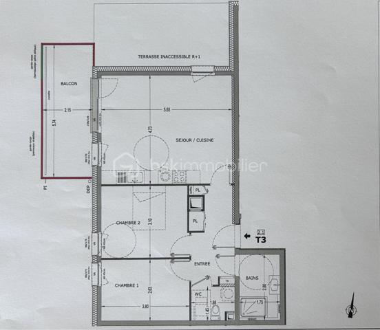 Appartement T3 de 63 m² avec une place de parking inclus , idéalement situé sur les hauteurs de Cognin, dans un environnement calme, verdoyant et recherché.
Situé au 2ᵉ et dernier étage d’une résidence récente sécurisée avec ascenseur, cet appartement lumineux vous séduira par son agencement fonctionnel et son cadre de vie privilégié. L’espace de vie se compose d’un séjour avec cuisine ouverte de 27 m² entièrement équipée. Baigné de lumière naturelle, cet espace s’ouvre sur une agréable terrasse de 12 m² bénéficiant d’une vue dégagée. L’espace nuit comprend deux grandes chambres, ainsi qu’une spacieuse salle d’eau équipée d’une douche à l’italienne. Pour votre confort, vous bénéficierez également d’une cave privative en rez-de-chaussée ainsi que d’un local vélos commun à l’entrée de l’immeuble. Une place de stationnement est incluse dans le prix de vente, avec la possibilité d’acquérir d'une seconde place en supplément. Nichée dans un quartier paisible, cette résidence offre un cadre de vie idéal pour profiter du calme tout en restant à proximité des commodités et des axes principaux. Une belle opportunité à saisir pour ceux qui recherchent confort, luminosité et tranquillité dans un environnement privilégié. 
À découvrir sans tarder !