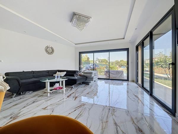 Maison neuve d'architecte à vendre à Aubagne - 4 chambres, piscine et grand terrain !