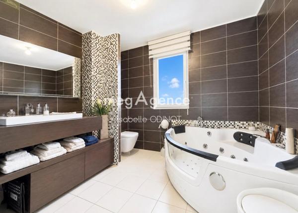 Maison à VOUVRAY, 01200 - 5 pièces 118m²