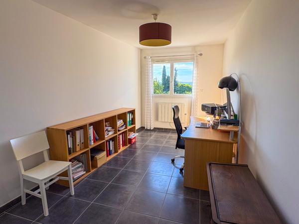 Salon-de-Provence (13300) 3 grandes chambres et un bel extèrieur sur salon de provence.