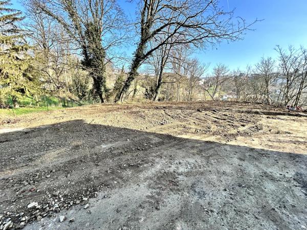 Terrain à bâtir, viabilisé et libre constructeur