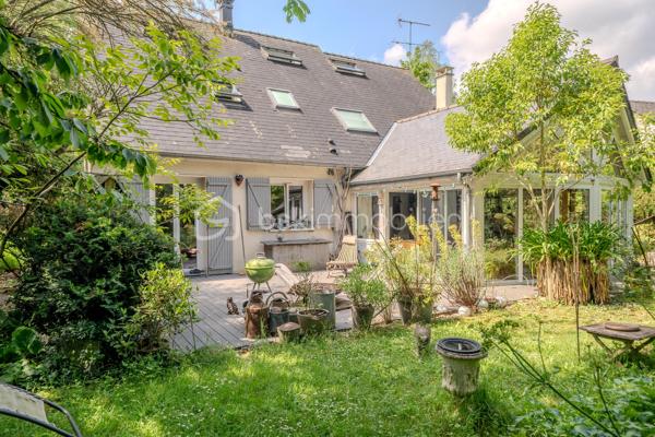À l’abri des regards, dans un environnement verdoyant prisé de Saint-Avertin, au cœur du quartier résidentiel de la Bellerie et à proximité immédiate des commerces ainsi que de la future ligne de tramway, cette élégante maison familiale déploie de généreux volumes dans une atmosphère paisible et chaleureuse.

Dès l’entrée, les espaces révèlent une circulation fluide pensée pour la vie de famille et les moments de réception. Le vaste salon-séjour s’ouvre sur une impressionnante véranda offrant une vue dégagée et immersive sur le jardin arboré et le bois derrière. Un véritable tableau végétal qui évolue au fil des saisons et confère au lieu une sensation rare de calme absolu.

La cuisine dinatoire, conviviale et fonctionnelle, prolonge naturellement les espaces de vie. Une buanderie ainsi qu’un double garage viennent compléter le confort du rez-de-chaussée.

Les étages accueillent quant à eux six chambres au total, permettant d’imaginer une grande maison de famille, des espaces dédiés au télétravail ou encore des chambres d’amis. Le premier niveau dessert quatre chambres, dont une agréable suite parentale avec dressing et salle d’eau privative. Une salle de bain indépendante complète cet étage.

Sous les toits, le dernier niveau dévoile deux chambres supplémentaires ainsi qu’une salle d’eau avec WC, offrant un espace plus intime, idéal pour des adolescents, des invités ou une activité indépendante.

Nichée dans un écrin boisé, cette propriété séduit par son environnement confidentiel, sa luminosité omniprésente et ses volumes généreux, tout en restant connectée aux commodités et à la vie tourangelle.

Un bien familial rare, où nature et sérénité dialoguent avec élégance