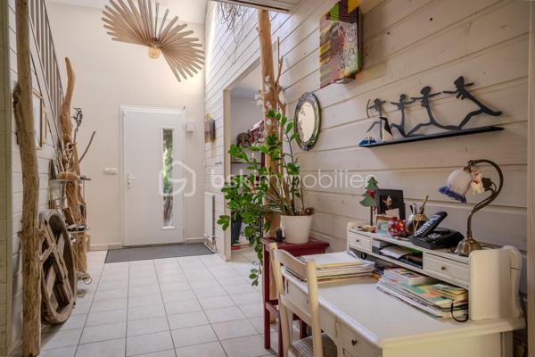 À l’abri des regards, dans un environnement verdoyant prisé de Saint-Avertin, au cœur du quartier résidentiel de la Bellerie et à proximité immédiate des commerces ainsi que de la future ligne de tramway, cette élégante maison familiale déploie de généreux volumes dans une atmosphère paisible et chaleureuse.

Dès l’entrée, les espaces révèlent une circulation fluide pensée pour la vie de famille et les moments de réception. Le vaste salon-séjour s’ouvre sur une impressionnante véranda offrant une vue dégagée et immersive sur le jardin arboré et le bois derrière. Un véritable tableau végétal qui évolue au fil des saisons et confère au lieu une sensation rare de calme absolu.

La cuisine dinatoire, conviviale et fonctionnelle, prolonge naturellement les espaces de vie. Une buanderie ainsi qu’un double garage viennent compléter le confort du rez-de-chaussée.

Les étages accueillent quant à eux six chambres au total, permettant d’imaginer une grande maison de famille, des espaces dédiés au télétravail ou encore des chambres d’amis. Le premier niveau dessert quatre chambres, dont une agréable suite parentale avec dressing et salle d’eau privative. Une salle de bain indépendante complète cet étage.

Sous les toits, le dernier niveau dévoile deux chambres supplémentaires ainsi qu’une salle d’eau avec WC, offrant un espace plus intime, idéal pour des adolescents, des invités ou une activité indépendante.

Nichée dans un écrin boisé, cette propriété séduit par son environnement confidentiel, sa luminosité omniprésente et ses volumes généreux, tout en restant connectée aux commodités et à la vie tourangelle.

Un bien familial rare, où nature et sérénité dialoguent avec élégance