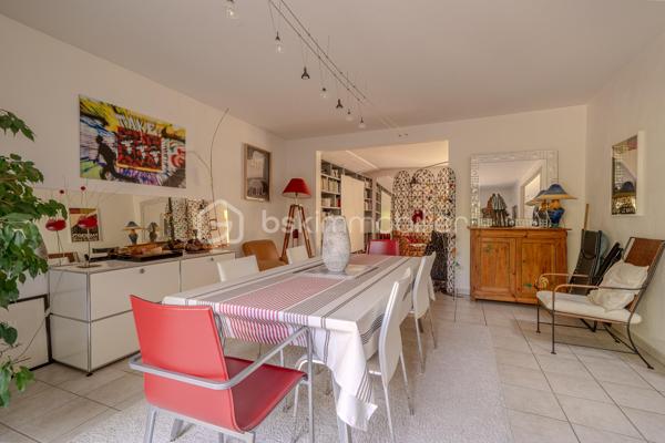 À l’abri des regards, dans un environnement verdoyant prisé de Saint-Avertin, au cœur du quartier résidentiel de la Bellerie et à proximité immédiate des commerces ainsi que de la future ligne de tramway, cette élégante maison familiale déploie de généreux volumes dans une atmosphère paisible et chaleureuse.

Dès l’entrée, les espaces révèlent une circulation fluide pensée pour la vie de famille et les moments de réception. Le vaste salon-séjour s’ouvre sur une impressionnante véranda offrant une vue dégagée et immersive sur le jardin arboré et le bois derrière. Un véritable tableau végétal qui évolue au fil des saisons et confère au lieu une sensation rare de calme absolu.

La cuisine dinatoire, conviviale et fonctionnelle, prolonge naturellement les espaces de vie. Une buanderie ainsi qu’un double garage viennent compléter le confort du rez-de-chaussée.

Les étages accueillent quant à eux six chambres au total, permettant d’imaginer une grande maison de famille, des espaces dédiés au télétravail ou encore des chambres d’amis. Le premier niveau dessert quatre chambres, dont une agréable suite parentale avec dressing et salle d’eau privative. Une salle de bain indépendante complète cet étage.

Sous les toits, le dernier niveau dévoile deux chambres supplémentaires ainsi qu’une salle d’eau avec WC, offrant un espace plus intime, idéal pour des adolescents, des invités ou une activité indépendante.

Nichée dans un écrin boisé, cette propriété séduit par son environnement confidentiel, sa luminosité omniprésente et ses volumes généreux, tout en restant connectée aux commodités et à la vie tourangelle.

Un bien familial rare, où nature et sérénité dialoguent avec élégance