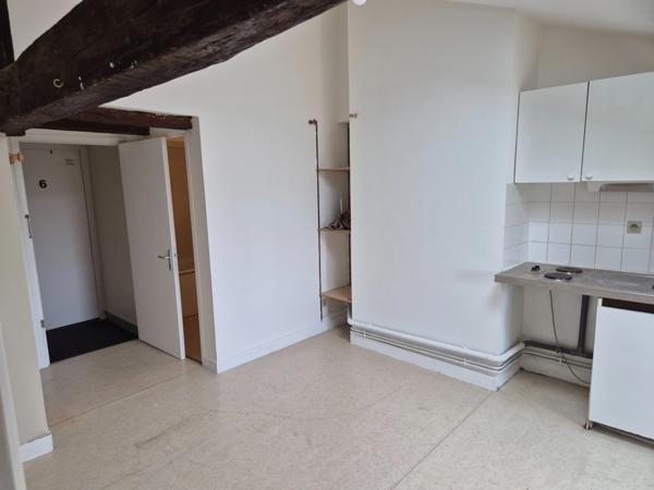 Appartement T2 en résidence sécurisée, face Hôtel de Ville, proche tous commerces et transport.