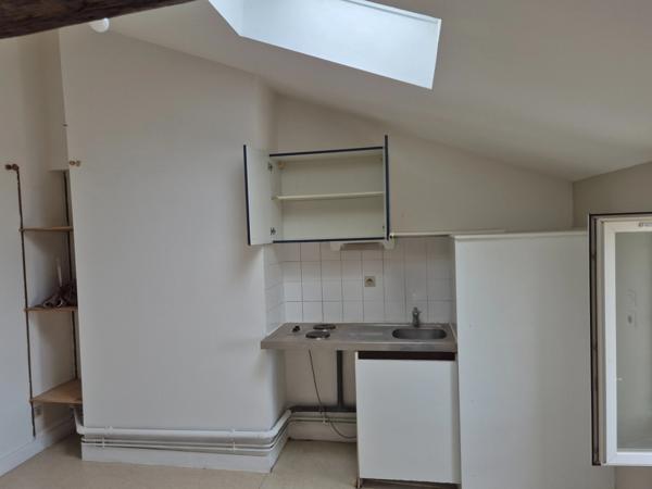 Appartement T2 en résidence sécurisée, face Hôtel de Ville, proche tous commerces et transport.