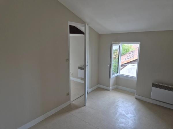 Appartement T2 en résidence sécurisée, face Hôtel de Ville, proche tous commerces et transport.