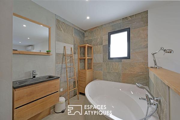 Lumineuse villa de plain-pied avec piscine et spa