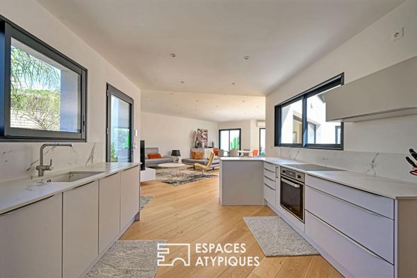 Lumineuse villa de plain-pied avec piscine et spa