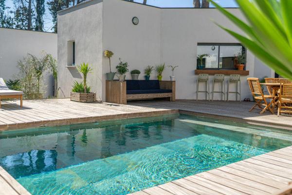 Lumineuse villa de plain-pied avec piscine et spa
