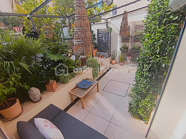 À VENDRE – SOMPTUEUSE MAISON HAUT DE GAMME 5 PIÈCES DE 131 m² AVEC BUREAU, PIÉCE POLYVALENTE, JARDIN, COUR TROPICALE ET GARAGE – DPE : A – PROCHE PLAGES – SECTEUR BOUILLIBAYE – SIX-FOURS-LES-PLAGES – 449 000 €

Vivez l’alliance parfaite entre authenticité et luxe dans cette maison de hameau du XIXᵉ siècle, entièrement rénovée avec des matériaux haut de gamme, offre un confort optimal et une excellente performance énergétique (DPE A), sans aucun travaux à prévoir.

Située à 10 minutes à pied du centre-ville (700 m) et à quelques minutes de la plage, dans le quartier prisé de Bouillibaye, cette maison offre un cadre de vie privilégié, avec commerces, écoles et espaces verts à proximité.
________________________________________
🔹 Caractéristiques principales :

•	Surface habitable : 13O m² (Carrez : 112 m²)
•	Terrain : 115 m²
•	Pièces : 5 pièces, dont 4 chambres + bureau + pièce polyvalente
•	Taxe foncière : 1 586 € / an
•	DPE : A et GES : A

Rez-de-chaussée (50 m²) :
   •	Entrée avec porte d’époque
   •	Agréable séjour spacieux avec cheminée à insert
   •	Salle d’eau moderne avec douche à l’italienne, WC et rangements
   •	Cuisine équipée haut de gamme (16 m²) donnant sur une terrasse avec récupérateur d’eau de pluie
1er étage :
   •	3 chambres
   •	Dressing ou pièce polyvalente
   •	WC séparé avec rangements
   •	Superbe salle de bain moderne avec carrelage effet marbre et sèche-serviettes haut de gamme
2ᵉ étage :
   •	Sublime chambre parentale de 27 m² avec dressing et espace détente
________________________________________
🔹 Extérieurs :

•	Cour tropicale à l’entrée, ornée de plantes luxuriantes
•	Terrasse côté cuisine
•	Abri de jardin avec branchement prévu pour jacuzzi
•	Local élégant pour dissimuler les poubelles
•	Garage de 14 m² avec mezzanine pour rangement
•	Stationnement supplémentaire à proximité
________________________________________
🔹 Confort & équipements :

•	Double vitrage
•	Climatisations réversibles dans toutes les pièces
•	Cheminée à insert avec répartiteur dans les chambres (ramonée septembre 2025)
•	Arrosage automatique
•	Plaque Tépagnaki 
•	Cave à vin
•	2 cumulus intelligents Ariston de 65 L avec étude des habitudes
•	Fibre optique
•	Tout-à-l’égout
•	Poutres apparentes
•	Récupérateur d’eau de pluie
________________________________________
🔹 Rénovation haut de gamme (2021-2023) :

•	Rénovation complète de la maison
•	Installation de matériaux luxueux et durables : carrelage effet marbre, sèche-serviettes haut de gamme, plaques et hotte de cuisine de qualité supérieure, et des équipements de prestige dans chaque pièce
•	Escalier en colimaçon design avec lustre signé par un architecte
•	VMC entièrement refaite 
•	Compteur électrique rénové en intégralité
•	Réseau d’eau entièrement rénové avec conduites de plus grand diamètre
•	Installation d’une pompe de relevage avec un puits conséquent récupérant toutes les eaux 
•	Pose d’un double clapet anti-retour pour les eaux usées, garantissant qu’elles ne refluent pas
•	Solins rénovés entièrement, Toiture impeccable
•	Garage rénové avec mezzanine
________________________________________
💎 Points forts :

•	Maison entièrement rénovée, aucun travaux à prévoir
•	Standing haut de gamme
•	Quartier recherché, à proximité du centre-ville
•	Jardin et espaces extérieurs propices à la détente et aux moments conviviaux

Une maison d’exception prête à accueillir votre famille dans le confort et l’élégance.

Parcourez les photos pour consulter le plan 2D de la maison et profitez de la visite virtuelle pour vous immerger dans chaque pièce.

Pour organiser une visite, contactez Kévin LEXA au 06 50 74 25 70 - (Réf. 307 765).  Disponible 7J/7.