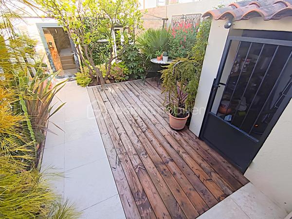 À VENDRE – SOMPTUEUSE MAISON HAUT DE GAMME 5 PIÈCES DE 131 m² AVEC BUREAU, PIÉCE POLYVALENTE, JARDIN, COUR TROPICALE ET GARAGE – DPE : A – PROCHE PLAGES – SECTEUR BOUILLIBAYE – SIX-FOURS-LES-PLAGES – 449 000 €

Vivez l’alliance parfaite entre authenticité et luxe dans cette maison de hameau du XIXᵉ siècle, entièrement rénovée avec des matériaux haut de gamme, offre un confort optimal et une excellente performance énergétique (DPE A), sans aucun travaux à prévoir.

Située à 10 minutes à pied du centre-ville (700 m) et à quelques minutes de la plage, dans le quartier prisé de Bouillibaye, cette maison offre un cadre de vie privilégié, avec commerces, écoles et espaces verts à proximité.
________________________________________
🔹 Caractéristiques principales :

•	Surface habitable : 13O m² (Carrez : 112 m²)
•	Terrain : 115 m²
•	Pièces : 5 pièces, dont 4 chambres + bureau + pièce polyvalente
•	Taxe foncière : 1 586 € / an
•	DPE : A et GES : A

Rez-de-chaussée (50 m²) :
   •	Entrée avec porte d’époque
   •	Agréable séjour spacieux avec cheminée à insert
   •	Salle d’eau moderne avec douche à l’italienne, WC et rangements
   •	Cuisine équipée haut de gamme (16 m²) donnant sur une terrasse avec récupérateur d’eau de pluie
1er étage :
   •	3 chambres
   •	Dressing ou pièce polyvalente
   •	WC séparé avec rangements
   •	Superbe salle de bain moderne avec carrelage effet marbre et sèche-serviettes haut de gamme
2ᵉ étage :
   •	Sublime chambre parentale de 27 m² avec dressing et espace détente
________________________________________
🔹 Extérieurs :

•	Cour tropicale à l’entrée, ornée de plantes luxuriantes
•	Terrasse côté cuisine
•	Abri de jardin avec branchement prévu pour jacuzzi
•	Local élégant pour dissimuler les poubelles
•	Garage de 14 m² avec mezzanine pour rangement
•	Stationnement supplémentaire à proximité
________________________________________
🔹 Confort & équipements :

•	Double vitrage
•	Climatisations réversibles dans toutes les pièces
•	Cheminée à insert avec répartiteur dans les chambres (ramonée septembre 2025)
•	Arrosage automatique
•	Plaque Tépagnaki 
•	Cave à vin
•	2 cumulus intelligents Ariston de 65 L avec étude des habitudes
•	Fibre optique
•	Tout-à-l’égout
•	Poutres apparentes
•	Récupérateur d’eau de pluie
________________________________________
🔹 Rénovation haut de gamme (2021-2023) :

•	Rénovation complète de la maison
•	Installation de matériaux luxueux et durables : carrelage effet marbre, sèche-serviettes haut de gamme, plaques et hotte de cuisine de qualité supérieure, et des équipements de prestige dans chaque pièce
•	Escalier en colimaçon design avec lustre signé par un architecte
•	VMC entièrement refaite 
•	Compteur électrique rénové en intégralité
•	Réseau d’eau entièrement rénové avec conduites de plus grand diamètre
•	Installation d’une pompe de relevage avec un puits conséquent récupérant toutes les eaux 
•	Pose d’un double clapet anti-retour pour les eaux usées, garantissant qu’elles ne refluent pas
•	Solins rénovés entièrement, Toiture impeccable
•	Garage rénové avec mezzanine
________________________________________
💎 Points forts :

•	Maison entièrement rénovée, aucun travaux à prévoir
•	Standing haut de gamme
•	Quartier recherché, à proximité du centre-ville
•	Jardin et espaces extérieurs propices à la détente et aux moments conviviaux

Une maison d’exception prête à accueillir votre famille dans le confort et l’élégance.

Parcourez les photos pour consulter le plan 2D de la maison et profitez de la visite virtuelle pour vous immerger dans chaque pièce.

Pour organiser une visite, contactez Kévin LEXA au 06 50 74 25 70 - (Réf. 307 765).  Disponible 7J/7.