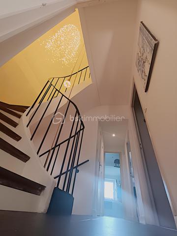 À VENDRE – SOMPTUEUSE MAISON HAUT DE GAMME 5 PIÈCES DE 131 m² AVEC BUREAU, PIÉCE POLYVALENTE, JARDIN, COUR TROPICALE ET GARAGE – DPE : A – PROCHE PLAGES – SECTEUR BOUILLIBAYE – SIX-FOURS-LES-PLAGES – 449 000 €

Vivez l’alliance parfaite entre authenticité et luxe dans cette maison de hameau du XIXᵉ siècle, entièrement rénovée avec des matériaux haut de gamme, offre un confort optimal et une excellente performance énergétique (DPE A), sans aucun travaux à prévoir.

Située à 10 minutes à pied du centre-ville (700 m) et à quelques minutes de la plage, dans le quartier prisé de Bouillibaye, cette maison offre un cadre de vie privilégié, avec commerces, écoles et espaces verts à proximité.
________________________________________
🔹 Caractéristiques principales :

•	Surface habitable : 13O m² (Carrez : 112 m²)
•	Terrain : 115 m²
•	Pièces : 5 pièces, dont 4 chambres + bureau + pièce polyvalente
•	Taxe foncière : 1 586 € / an
•	DPE : A et GES : A

Rez-de-chaussée (50 m²) :
   •	Entrée avec porte d’époque
   •	Agréable séjour spacieux avec cheminée à insert
   •	Salle d’eau moderne avec douche à l’italienne, WC et rangements
   •	Cuisine équipée haut de gamme (16 m²) donnant sur une terrasse avec récupérateur d’eau de pluie
1er étage :
   •	3 chambres
   •	Dressing ou pièce polyvalente
   •	WC séparé avec rangements
   •	Superbe salle de bain moderne avec carrelage effet marbre et sèche-serviettes haut de gamme
2ᵉ étage :
   •	Sublime chambre parentale de 27 m² avec dressing et espace détente
________________________________________
🔹 Extérieurs :

•	Cour tropicale à l’entrée, ornée de plantes luxuriantes
•	Terrasse côté cuisine
•	Abri de jardin avec branchement prévu pour jacuzzi
•	Local élégant pour dissimuler les poubelles
•	Garage de 14 m² avec mezzanine pour rangement
•	Stationnement supplémentaire à proximité
________________________________________
🔹 Confort & équipements :

•	Double vitrage
•	Climatisations réversibles dans toutes les pièces
•	Cheminée à insert avec répartiteur dans les chambres (ramonée septembre 2025)
•	Arrosage automatique
•	Plaque Tépagnaki 
•	Cave à vin
•	2 cumulus intelligents Ariston de 65 L avec étude des habitudes
•	Fibre optique
•	Tout-à-l’égout
•	Poutres apparentes
•	Récupérateur d’eau de pluie
________________________________________
🔹 Rénovation haut de gamme (2021-2023) :

•	Rénovation complète de la maison
•	Installation de matériaux luxueux et durables : carrelage effet marbre, sèche-serviettes haut de gamme, plaques et hotte de cuisine de qualité supérieure, et des équipements de prestige dans chaque pièce
•	Escalier en colimaçon design avec lustre signé par un architecte
•	VMC entièrement refaite 
•	Compteur électrique rénové en intégralité
•	Réseau d’eau entièrement rénové avec conduites de plus grand diamètre
•	Installation d’une pompe de relevage avec un puits conséquent récupérant toutes les eaux 
•	Pose d’un double clapet anti-retour pour les eaux usées, garantissant qu’elles ne refluent pas
•	Solins rénovés entièrement, Toiture impeccable
•	Garage rénové avec mezzanine
________________________________________
💎 Points forts :

•	Maison entièrement rénovée, aucun travaux à prévoir
•	Standing haut de gamme
•	Quartier recherché, à proximité du centre-ville
•	Jardin et espaces extérieurs propices à la détente et aux moments conviviaux

Une maison d’exception prête à accueillir votre famille dans le confort et l’élégance.

Parcourez les photos pour consulter le plan 2D de la maison et profitez de la visite virtuelle pour vous immerger dans chaque pièce.

Pour organiser une visite, contactez Kévin LEXA au 06 50 74 25 70 - (Réf. 307 765).  Disponible 7J/7.