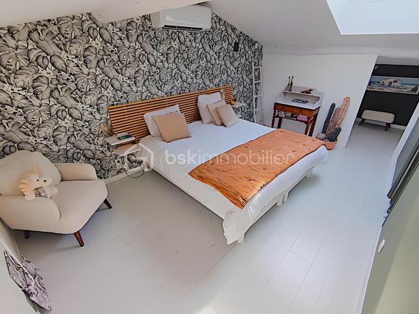 À VENDRE – SOMPTUEUSE MAISON HAUT DE GAMME 5 PIÈCES DE 131 m² AVEC BUREAU, PIÉCE POLYVALENTE, JARDIN, COUR TROPICALE ET GARAGE – DPE : A – PROCHE PLAGES – SECTEUR BOUILLIBAYE – SIX-FOURS-LES-PLAGES – 449 000 €

Vivez l’alliance parfaite entre authenticité et luxe dans cette maison de hameau du XIXᵉ siècle, entièrement rénovée avec des matériaux haut de gamme, offre un confort optimal et une excellente performance énergétique (DPE A), sans aucun travaux à prévoir.

Située à 10 minutes à pied du centre-ville (700 m) et à quelques minutes de la plage, dans le quartier prisé de Bouillibaye, cette maison offre un cadre de vie privilégié, avec commerces, écoles et espaces verts à proximité.
________________________________________
🔹 Caractéristiques principales :

•	Surface habitable : 13O m² (Carrez : 112 m²)
•	Terrain : 115 m²
•	Pièces : 5 pièces, dont 4 chambres + bureau + pièce polyvalente
•	Taxe foncière : 1 586 € / an
•	DPE : A et GES : A

Rez-de-chaussée (50 m²) :
   •	Entrée avec porte d’époque
   •	Agréable séjour spacieux avec cheminée à insert
   •	Salle d’eau moderne avec douche à l’italienne, WC et rangements
   •	Cuisine équipée haut de gamme (16 m²) donnant sur une terrasse avec récupérateur d’eau de pluie
1er étage :
   •	3 chambres
   •	Dressing ou pièce polyvalente
   •	WC séparé avec rangements
   •	Superbe salle de bain moderne avec carrelage effet marbre et sèche-serviettes haut de gamme
2ᵉ étage :
   •	Sublime chambre parentale de 27 m² avec dressing et espace détente
________________________________________
🔹 Extérieurs :

•	Cour tropicale à l’entrée, ornée de plantes luxuriantes
•	Terrasse côté cuisine
•	Abri de jardin avec branchement prévu pour jacuzzi
•	Local élégant pour dissimuler les poubelles
•	Garage de 14 m² avec mezzanine pour rangement
•	Stationnement supplémentaire à proximité
________________________________________
🔹 Confort & équipements :

•	Double vitrage
•	Climatisations réversibles dans toutes les pièces
•	Cheminée à insert avec répartiteur dans les chambres (ramonée septembre 2025)
•	Arrosage automatique
•	Plaque Tépagnaki 
•	Cave à vin
•	2 cumulus intelligents Ariston de 65 L avec étude des habitudes
•	Fibre optique
•	Tout-à-l’égout
•	Poutres apparentes
•	Récupérateur d’eau de pluie
________________________________________
🔹 Rénovation haut de gamme (2021-2023) :

•	Rénovation complète de la maison
•	Installation de matériaux luxueux et durables : carrelage effet marbre, sèche-serviettes haut de gamme, plaques et hotte de cuisine de qualité supérieure, et des équipements de prestige dans chaque pièce
•	Escalier en colimaçon design avec lustre signé par un architecte
•	VMC entièrement refaite 
•	Compteur électrique rénové en intégralité
•	Réseau d’eau entièrement rénové avec conduites de plus grand diamètre
•	Installation d’une pompe de relevage avec un puits conséquent récupérant toutes les eaux 
•	Pose d’un double clapet anti-retour pour les eaux usées, garantissant qu’elles ne refluent pas
•	Solins rénovés entièrement, Toiture impeccable
•	Garage rénové avec mezzanine
________________________________________
💎 Points forts :

•	Maison entièrement rénovée, aucun travaux à prévoir
•	Standing haut de gamme
•	Quartier recherché, à proximité du centre-ville
•	Jardin et espaces extérieurs propices à la détente et aux moments conviviaux

Une maison d’exception prête à accueillir votre famille dans le confort et l’élégance.

Parcourez les photos pour consulter le plan 2D de la maison et profitez de la visite virtuelle pour vous immerger dans chaque pièce.

Pour organiser une visite, contactez Kévin LEXA au 06 50 74 25 70 - (Réf. 307 765).  Disponible 7J/7.