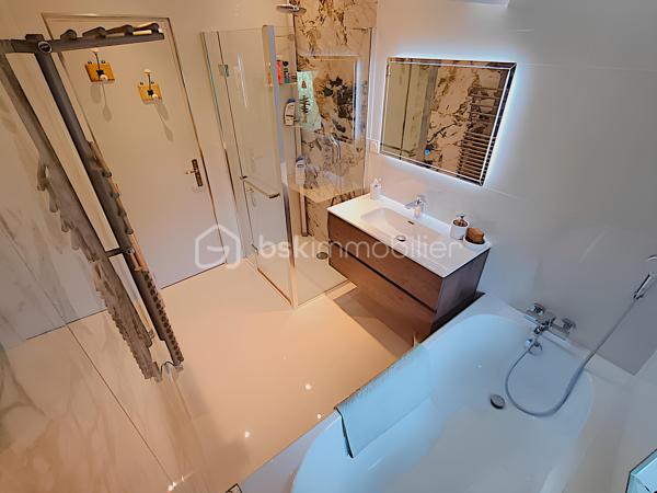 À VENDRE – SOMPTUEUSE MAISON HAUT DE GAMME 5 PIÈCES DE 131 m² AVEC BUREAU, PIÉCE POLYVALENTE, JARDIN, COUR TROPICALE ET GARAGE – DPE : A – PROCHE PLAGES – SECTEUR BOUILLIBAYE – SIX-FOURS-LES-PLAGES – 449 000 €

Vivez l’alliance parfaite entre authenticité et luxe dans cette maison de hameau du XIXᵉ siècle, entièrement rénovée avec des matériaux haut de gamme, offre un confort optimal et une excellente performance énergétique (DPE A), sans aucun travaux à prévoir.

Située à 10 minutes à pied du centre-ville (700 m) et à quelques minutes de la plage, dans le quartier prisé de Bouillibaye, cette maison offre un cadre de vie privilégié, avec commerces, écoles et espaces verts à proximité.
________________________________________
🔹 Caractéristiques principales :

•	Surface habitable : 13O m² (Carrez : 112 m²)
•	Terrain : 115 m²
•	Pièces : 5 pièces, dont 4 chambres + bureau + pièce polyvalente
•	Taxe foncière : 1 586 € / an
•	DPE : A et GES : A

Rez-de-chaussée (50 m²) :
   •	Entrée avec porte d’époque
   •	Agréable séjour spacieux avec cheminée à insert
   •	Salle d’eau moderne avec douche à l’italienne, WC et rangements
   •	Cuisine équipée haut de gamme (16 m²) donnant sur une terrasse avec récupérateur d’eau de pluie
1er étage :
   •	3 chambres
   •	Dressing ou pièce polyvalente
   •	WC séparé avec rangements
   •	Superbe salle de bain moderne avec carrelage effet marbre et sèche-serviettes haut de gamme
2ᵉ étage :
   •	Sublime chambre parentale de 27 m² avec dressing et espace détente
________________________________________
🔹 Extérieurs :

•	Cour tropicale à l’entrée, ornée de plantes luxuriantes
•	Terrasse côté cuisine
•	Abri de jardin avec branchement prévu pour jacuzzi
•	Local élégant pour dissimuler les poubelles
•	Garage de 14 m² avec mezzanine pour rangement
•	Stationnement supplémentaire à proximité
________________________________________
🔹 Confort & équipements :

•	Double vitrage
•	Climatisations réversibles dans toutes les pièces
•	Cheminée à insert avec répartiteur dans les chambres (ramonée septembre 2025)
•	Arrosage automatique
•	Plaque Tépagnaki 
•	Cave à vin
•	2 cumulus intelligents Ariston de 65 L avec étude des habitudes
•	Fibre optique
•	Tout-à-l’égout
•	Poutres apparentes
•	Récupérateur d’eau de pluie
________________________________________
🔹 Rénovation haut de gamme (2021-2023) :

•	Rénovation complète de la maison
•	Installation de matériaux luxueux et durables : carrelage effet marbre, sèche-serviettes haut de gamme, plaques et hotte de cuisine de qualité supérieure, et des équipements de prestige dans chaque pièce
•	Escalier en colimaçon design avec lustre signé par un architecte
•	VMC entièrement refaite 
•	Compteur électrique rénové en intégralité
•	Réseau d’eau entièrement rénové avec conduites de plus grand diamètre
•	Installation d’une pompe de relevage avec un puits conséquent récupérant toutes les eaux 
•	Pose d’un double clapet anti-retour pour les eaux usées, garantissant qu’elles ne refluent pas
•	Solins rénovés entièrement, Toiture impeccable
•	Garage rénové avec mezzanine
________________________________________
💎 Points forts :

•	Maison entièrement rénovée, aucun travaux à prévoir
•	Standing haut de gamme
•	Quartier recherché, à proximité du centre-ville
•	Jardin et espaces extérieurs propices à la détente et aux moments conviviaux

Une maison d’exception prête à accueillir votre famille dans le confort et l’élégance.

Parcourez les photos pour consulter le plan 2D de la maison et profitez de la visite virtuelle pour vous immerger dans chaque pièce.

Pour organiser une visite, contactez Kévin LEXA au 06 50 74 25 70 - (Réf. 307 765).  Disponible 7J/7.