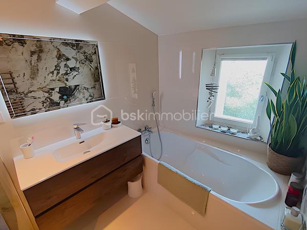 À VENDRE – SOMPTUEUSE MAISON HAUT DE GAMME 5 PIÈCES DE 131 m² AVEC BUREAU, PIÉCE POLYVALENTE, JARDIN, COUR TROPICALE ET GARAGE – DPE : A – PROCHE PLAGES – SECTEUR BOUILLIBAYE – SIX-FOURS-LES-PLAGES – 449 000 €

Vivez l’alliance parfaite entre authenticité et luxe dans cette maison de hameau du XIXᵉ siècle, entièrement rénovée avec des matériaux haut de gamme, offre un confort optimal et une excellente performance énergétique (DPE A), sans aucun travaux à prévoir.

Située à 10 minutes à pied du centre-ville (700 m) et à quelques minutes de la plage, dans le quartier prisé de Bouillibaye, cette maison offre un cadre de vie privilégié, avec commerces, écoles et espaces verts à proximité.
________________________________________
🔹 Caractéristiques principales :

•	Surface habitable : 13O m² (Carrez : 112 m²)
•	Terrain : 115 m²
•	Pièces : 5 pièces, dont 4 chambres + bureau + pièce polyvalente
•	Taxe foncière : 1 586 € / an
•	DPE : A et GES : A

Rez-de-chaussée (50 m²) :
   •	Entrée avec porte d’époque
   •	Agréable séjour spacieux avec cheminée à insert
   •	Salle d’eau moderne avec douche à l’italienne, WC et rangements
   •	Cuisine équipée haut de gamme (16 m²) donnant sur une terrasse avec récupérateur d’eau de pluie
1er étage :
   •	3 chambres
   •	Dressing ou pièce polyvalente
   •	WC séparé avec rangements
   •	Superbe salle de bain moderne avec carrelage effet marbre et sèche-serviettes haut de gamme
2ᵉ étage :
   •	Sublime chambre parentale de 27 m² avec dressing et espace détente
________________________________________
🔹 Extérieurs :

•	Cour tropicale à l’entrée, ornée de plantes luxuriantes
•	Terrasse côté cuisine
•	Abri de jardin avec branchement prévu pour jacuzzi
•	Local élégant pour dissimuler les poubelles
•	Garage de 14 m² avec mezzanine pour rangement
•	Stationnement supplémentaire à proximité
________________________________________
🔹 Confort & équipements :

•	Double vitrage
•	Climatisations réversibles dans toutes les pièces
•	Cheminée à insert avec répartiteur dans les chambres (ramonée septembre 2025)
•	Arrosage automatique
•	Plaque Tépagnaki 
•	Cave à vin
•	2 cumulus intelligents Ariston de 65 L avec étude des habitudes
•	Fibre optique
•	Tout-à-l’égout
•	Poutres apparentes
•	Récupérateur d’eau de pluie
________________________________________
🔹 Rénovation haut de gamme (2021-2023) :

•	Rénovation complète de la maison
•	Installation de matériaux luxueux et durables : carrelage effet marbre, sèche-serviettes haut de gamme, plaques et hotte de cuisine de qualité supérieure, et des équipements de prestige dans chaque pièce
•	Escalier en colimaçon design avec lustre signé par un architecte
•	VMC entièrement refaite 
•	Compteur électrique rénové en intégralité
•	Réseau d’eau entièrement rénové avec conduites de plus grand diamètre
•	Installation d’une pompe de relevage avec un puits conséquent récupérant toutes les eaux 
•	Pose d’un double clapet anti-retour pour les eaux usées, garantissant qu’elles ne refluent pas
•	Solins rénovés entièrement, Toiture impeccable
•	Garage rénové avec mezzanine
________________________________________
💎 Points forts :

•	Maison entièrement rénovée, aucun travaux à prévoir
•	Standing haut de gamme
•	Quartier recherché, à proximité du centre-ville
•	Jardin et espaces extérieurs propices à la détente et aux moments conviviaux

Une maison d’exception prête à accueillir votre famille dans le confort et l’élégance.

Parcourez les photos pour consulter le plan 2D de la maison et profitez de la visite virtuelle pour vous immerger dans chaque pièce.

Pour organiser une visite, contactez Kévin LEXA au 06 50 74 25 70 - (Réf. 307 765).  Disponible 7J/7.