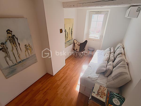 À VENDRE – SOMPTUEUSE MAISON HAUT DE GAMME 5 PIÈCES DE 131 m² AVEC BUREAU, PIÉCE POLYVALENTE, JARDIN, COUR TROPICALE ET GARAGE – DPE : A – PROCHE PLAGES – SECTEUR BOUILLIBAYE – SIX-FOURS-LES-PLAGES – 449 000 €

Vivez l’alliance parfaite entre authenticité et luxe dans cette maison de hameau du XIXᵉ siècle, entièrement rénovée avec des matériaux haut de gamme, offre un confort optimal et une excellente performance énergétique (DPE A), sans aucun travaux à prévoir.

Située à 10 minutes à pied du centre-ville (700 m) et à quelques minutes de la plage, dans le quartier prisé de Bouillibaye, cette maison offre un cadre de vie privilégié, avec commerces, écoles et espaces verts à proximité.
________________________________________
🔹 Caractéristiques principales :

•	Surface habitable : 13O m² (Carrez : 112 m²)
•	Terrain : 115 m²
•	Pièces : 5 pièces, dont 4 chambres + bureau + pièce polyvalente
•	Taxe foncière : 1 586 € / an
•	DPE : A et GES : A

Rez-de-chaussée (50 m²) :
   •	Entrée avec porte d’époque
   •	Agréable séjour spacieux avec cheminée à insert
   •	Salle d’eau moderne avec douche à l’italienne, WC et rangements
   •	Cuisine équipée haut de gamme (16 m²) donnant sur une terrasse avec récupérateur d’eau de pluie
1er étage :
   •	3 chambres
   •	Dressing ou pièce polyvalente
   •	WC séparé avec rangements
   •	Superbe salle de bain moderne avec carrelage effet marbre et sèche-serviettes haut de gamme
2ᵉ étage :
   •	Sublime chambre parentale de 27 m² avec dressing et espace détente
________________________________________
🔹 Extérieurs :

•	Cour tropicale à l’entrée, ornée de plantes luxuriantes
•	Terrasse côté cuisine
•	Abri de jardin avec branchement prévu pour jacuzzi
•	Local élégant pour dissimuler les poubelles
•	Garage de 14 m² avec mezzanine pour rangement
•	Stationnement supplémentaire à proximité
________________________________________
🔹 Confort & équipements :

•	Double vitrage
•	Climatisations réversibles dans toutes les pièces
•	Cheminée à insert avec répartiteur dans les chambres (ramonée septembre 2025)
•	Arrosage automatique
•	Plaque Tépagnaki 
•	Cave à vin
•	2 cumulus intelligents Ariston de 65 L avec étude des habitudes
•	Fibre optique
•	Tout-à-l’égout
•	Poutres apparentes
•	Récupérateur d’eau de pluie
________________________________________
🔹 Rénovation haut de gamme (2021-2023) :

•	Rénovation complète de la maison
•	Installation de matériaux luxueux et durables : carrelage effet marbre, sèche-serviettes haut de gamme, plaques et hotte de cuisine de qualité supérieure, et des équipements de prestige dans chaque pièce
•	Escalier en colimaçon design avec lustre signé par un architecte
•	VMC entièrement refaite 
•	Compteur électrique rénové en intégralité
•	Réseau d’eau entièrement rénové avec conduites de plus grand diamètre
•	Installation d’une pompe de relevage avec un puits conséquent récupérant toutes les eaux 
•	Pose d’un double clapet anti-retour pour les eaux usées, garantissant qu’elles ne refluent pas
•	Solins rénovés entièrement, Toiture impeccable
•	Garage rénové avec mezzanine
________________________________________
💎 Points forts :

•	Maison entièrement rénovée, aucun travaux à prévoir
•	Standing haut de gamme
•	Quartier recherché, à proximité du centre-ville
•	Jardin et espaces extérieurs propices à la détente et aux moments conviviaux

Une maison d’exception prête à accueillir votre famille dans le confort et l’élégance.

Parcourez les photos pour consulter le plan 2D de la maison et profitez de la visite virtuelle pour vous immerger dans chaque pièce.

Pour organiser une visite, contactez Kévin LEXA au 06 50 74 25 70 - (Réf. 307 765).  Disponible 7J/7.