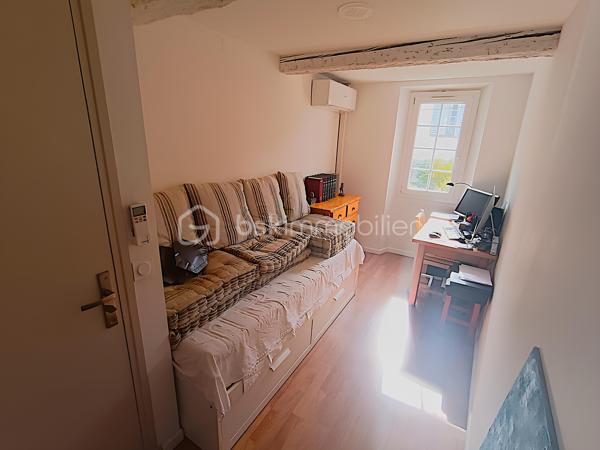 À VENDRE – SOMPTUEUSE MAISON HAUT DE GAMME 5 PIÈCES DE 131 m² AVEC BUREAU, PIÉCE POLYVALENTE, JARDIN, COUR TROPICALE ET GARAGE – DPE : A – PROCHE PLAGES – SECTEUR BOUILLIBAYE – SIX-FOURS-LES-PLAGES – 449 000 €

Vivez l’alliance parfaite entre authenticité et luxe dans cette maison de hameau du XIXᵉ siècle, entièrement rénovée avec des matériaux haut de gamme, offre un confort optimal et une excellente performance énergétique (DPE A), sans aucun travaux à prévoir.

Située à 10 minutes à pied du centre-ville (700 m) et à quelques minutes de la plage, dans le quartier prisé de Bouillibaye, cette maison offre un cadre de vie privilégié, avec commerces, écoles et espaces verts à proximité.
________________________________________
🔹 Caractéristiques principales :

•	Surface habitable : 13O m² (Carrez : 112 m²)
•	Terrain : 115 m²
•	Pièces : 5 pièces, dont 4 chambres + bureau + pièce polyvalente
•	Taxe foncière : 1 586 € / an
•	DPE : A et GES : A

Rez-de-chaussée (50 m²) :
   •	Entrée avec porte d’époque
   •	Agréable séjour spacieux avec cheminée à insert
   •	Salle d’eau moderne avec douche à l’italienne, WC et rangements
   •	Cuisine équipée haut de gamme (16 m²) donnant sur une terrasse avec récupérateur d’eau de pluie
1er étage :
   •	3 chambres
   •	Dressing ou pièce polyvalente
   •	WC séparé avec rangements
   •	Superbe salle de bain moderne avec carrelage effet marbre et sèche-serviettes haut de gamme
2ᵉ étage :
   •	Sublime chambre parentale de 27 m² avec dressing et espace détente
________________________________________
🔹 Extérieurs :

•	Cour tropicale à l’entrée, ornée de plantes luxuriantes
•	Terrasse côté cuisine
•	Abri de jardin avec branchement prévu pour jacuzzi
•	Local élégant pour dissimuler les poubelles
•	Garage de 14 m² avec mezzanine pour rangement
•	Stationnement supplémentaire à proximité
________________________________________
🔹 Confort & équipements :

•	Double vitrage
•	Climatisations réversibles dans toutes les pièces
•	Cheminée à insert avec répartiteur dans les chambres (ramonée septembre 2025)
•	Arrosage automatique
•	Plaque Tépagnaki 
•	Cave à vin
•	2 cumulus intelligents Ariston de 65 L avec étude des habitudes
•	Fibre optique
•	Tout-à-l’égout
•	Poutres apparentes
•	Récupérateur d’eau de pluie
________________________________________
🔹 Rénovation haut de gamme (2021-2023) :

•	Rénovation complète de la maison
•	Installation de matériaux luxueux et durables : carrelage effet marbre, sèche-serviettes haut de gamme, plaques et hotte de cuisine de qualité supérieure, et des équipements de prestige dans chaque pièce
•	Escalier en colimaçon design avec lustre signé par un architecte
•	VMC entièrement refaite 
•	Compteur électrique rénové en intégralité
•	Réseau d’eau entièrement rénové avec conduites de plus grand diamètre
•	Installation d’une pompe de relevage avec un puits conséquent récupérant toutes les eaux 
•	Pose d’un double clapet anti-retour pour les eaux usées, garantissant qu’elles ne refluent pas
•	Solins rénovés entièrement, Toiture impeccable
•	Garage rénové avec mezzanine
________________________________________
💎 Points forts :

•	Maison entièrement rénovée, aucun travaux à prévoir
•	Standing haut de gamme
•	Quartier recherché, à proximité du centre-ville
•	Jardin et espaces extérieurs propices à la détente et aux moments conviviaux

Une maison d’exception prête à accueillir votre famille dans le confort et l’élégance.

Parcourez les photos pour consulter le plan 2D de la maison et profitez de la visite virtuelle pour vous immerger dans chaque pièce.

Pour organiser une visite, contactez Kévin LEXA au 06 50 74 25 70 - (Réf. 307 765).  Disponible 7J/7.