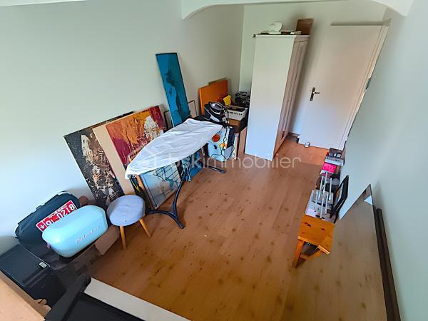 À VENDRE – SOMPTUEUSE MAISON HAUT DE GAMME 5 PIÈCES DE 131 m² AVEC BUREAU, PIÉCE POLYVALENTE, JARDIN, COUR TROPICALE ET GARAGE – DPE : A – PROCHE PLAGES – SECTEUR BOUILLIBAYE – SIX-FOURS-LES-PLAGES – 449 000 €

Vivez l’alliance parfaite entre authenticité et luxe dans cette maison de hameau du XIXᵉ siècle, entièrement rénovée avec des matériaux haut de gamme, offre un confort optimal et une excellente performance énergétique (DPE A), sans aucun travaux à prévoir.

Située à 10 minutes à pied du centre-ville (700 m) et à quelques minutes de la plage, dans le quartier prisé de Bouillibaye, cette maison offre un cadre de vie privilégié, avec commerces, écoles et espaces verts à proximité.
________________________________________
🔹 Caractéristiques principales :

•	Surface habitable : 13O m² (Carrez : 112 m²)
•	Terrain : 115 m²
•	Pièces : 5 pièces, dont 4 chambres + bureau + pièce polyvalente
•	Taxe foncière : 1 586 € / an
•	DPE : A et GES : A

Rez-de-chaussée (50 m²) :
   •	Entrée avec porte d’époque
   •	Agréable séjour spacieux avec cheminée à insert
   •	Salle d’eau moderne avec douche à l’italienne, WC et rangements
   •	Cuisine équipée haut de gamme (16 m²) donnant sur une terrasse avec récupérateur d’eau de pluie
1er étage :
   •	3 chambres
   •	Dressing ou pièce polyvalente
   •	WC séparé avec rangements
   •	Superbe salle de bain moderne avec carrelage effet marbre et sèche-serviettes haut de gamme
2ᵉ étage :
   •	Sublime chambre parentale de 27 m² avec dressing et espace détente
________________________________________
🔹 Extérieurs :

•	Cour tropicale à l’entrée, ornée de plantes luxuriantes
•	Terrasse côté cuisine
•	Abri de jardin avec branchement prévu pour jacuzzi
•	Local élégant pour dissimuler les poubelles
•	Garage de 14 m² avec mezzanine pour rangement
•	Stationnement supplémentaire à proximité
________________________________________
🔹 Confort & équipements :

•	Double vitrage
•	Climatisations réversibles dans toutes les pièces
•	Cheminée à insert avec répartiteur dans les chambres (ramonée septembre 2025)
•	Arrosage automatique
•	Plaque Tépagnaki 
•	Cave à vin
•	2 cumulus intelligents Ariston de 65 L avec étude des habitudes
•	Fibre optique
•	Tout-à-l’égout
•	Poutres apparentes
•	Récupérateur d’eau de pluie
________________________________________
🔹 Rénovation haut de gamme (2021-2023) :

•	Rénovation complète de la maison
•	Installation de matériaux luxueux et durables : carrelage effet marbre, sèche-serviettes haut de gamme, plaques et hotte de cuisine de qualité supérieure, et des équipements de prestige dans chaque pièce
•	Escalier en colimaçon design avec lustre signé par un architecte
•	VMC entièrement refaite 
•	Compteur électrique rénové en intégralité
•	Réseau d’eau entièrement rénové avec conduites de plus grand diamètre
•	Installation d’une pompe de relevage avec un puits conséquent récupérant toutes les eaux 
•	Pose d’un double clapet anti-retour pour les eaux usées, garantissant qu’elles ne refluent pas
•	Solins rénovés entièrement, Toiture impeccable
•	Garage rénové avec mezzanine
________________________________________
💎 Points forts :

•	Maison entièrement rénovée, aucun travaux à prévoir
•	Standing haut de gamme
•	Quartier recherché, à proximité du centre-ville
•	Jardin et espaces extérieurs propices à la détente et aux moments conviviaux

Une maison d’exception prête à accueillir votre famille dans le confort et l’élégance.

Parcourez les photos pour consulter le plan 2D de la maison et profitez de la visite virtuelle pour vous immerger dans chaque pièce.

Pour organiser une visite, contactez Kévin LEXA au 06 50 74 25 70 - (Réf. 307 765).  Disponible 7J/7.