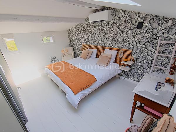 À VENDRE – SOMPTUEUSE MAISON HAUT DE GAMME 5 PIÈCES DE 131 m² AVEC BUREAU, PIÉCE POLYVALENTE, JARDIN, COUR TROPICALE ET GARAGE – DPE : A – PROCHE PLAGES – SECTEUR BOUILLIBAYE – SIX-FOURS-LES-PLAGES – 449 000 €

Vivez l’alliance parfaite entre authenticité et luxe dans cette maison de hameau du XIXᵉ siècle, entièrement rénovée avec des matériaux haut de gamme, offre un confort optimal et une excellente performance énergétique (DPE A), sans aucun travaux à prévoir.

Située à 10 minutes à pied du centre-ville (700 m) et à quelques minutes de la plage, dans le quartier prisé de Bouillibaye, cette maison offre un cadre de vie privilégié, avec commerces, écoles et espaces verts à proximité.
________________________________________
🔹 Caractéristiques principales :

•	Surface habitable : 13O m² (Carrez : 112 m²)
•	Terrain : 115 m²
•	Pièces : 5 pièces, dont 4 chambres + bureau + pièce polyvalente
•	Taxe foncière : 1 586 € / an
•	DPE : A et GES : A

Rez-de-chaussée (50 m²) :
   •	Entrée avec porte d’époque
   •	Agréable séjour spacieux avec cheminée à insert
   •	Salle d’eau moderne avec douche à l’italienne, WC et rangements
   •	Cuisine équipée haut de gamme (16 m²) donnant sur une terrasse avec récupérateur d’eau de pluie
1er étage :
   •	3 chambres
   •	Dressing ou pièce polyvalente
   •	WC séparé avec rangements
   •	Superbe salle de bain moderne avec carrelage effet marbre et sèche-serviettes haut de gamme
2ᵉ étage :
   •	Sublime chambre parentale de 27 m² avec dressing et espace détente
________________________________________
🔹 Extérieurs :

•	Cour tropicale à l’entrée, ornée de plantes luxuriantes
•	Terrasse côté cuisine
•	Abri de jardin avec branchement prévu pour jacuzzi
•	Local élégant pour dissimuler les poubelles
•	Garage de 14 m² avec mezzanine pour rangement
•	Stationnement supplémentaire à proximité
________________________________________
🔹 Confort & équipements :

•	Double vitrage
•	Climatisations réversibles dans toutes les pièces
•	Cheminée à insert avec répartiteur dans les chambres (ramonée septembre 2025)
•	Arrosage automatique
•	Plaque Tépagnaki 
•	Cave à vin
•	2 cumulus intelligents Ariston de 65 L avec étude des habitudes
•	Fibre optique
•	Tout-à-l’égout
•	Poutres apparentes
•	Récupérateur d’eau de pluie
________________________________________
🔹 Rénovation haut de gamme (2021-2023) :

•	Rénovation complète de la maison
•	Installation de matériaux luxueux et durables : carrelage effet marbre, sèche-serviettes haut de gamme, plaques et hotte de cuisine de qualité supérieure, et des équipements de prestige dans chaque pièce
•	Escalier en colimaçon design avec lustre signé par un architecte
•	VMC entièrement refaite 
•	Compteur électrique rénové en intégralité
•	Réseau d’eau entièrement rénové avec conduites de plus grand diamètre
•	Installation d’une pompe de relevage avec un puits conséquent récupérant toutes les eaux 
•	Pose d’un double clapet anti-retour pour les eaux usées, garantissant qu’elles ne refluent pas
•	Solins rénovés entièrement, Toiture impeccable
•	Garage rénové avec mezzanine
________________________________________
💎 Points forts :

•	Maison entièrement rénovée, aucun travaux à prévoir
•	Standing haut de gamme
•	Quartier recherché, à proximité du centre-ville
•	Jardin et espaces extérieurs propices à la détente et aux moments conviviaux

Une maison d’exception prête à accueillir votre famille dans le confort et l’élégance.

Parcourez les photos pour consulter le plan 2D de la maison et profitez de la visite virtuelle pour vous immerger dans chaque pièce.

Pour organiser une visite, contactez Kévin LEXA au 06 50 74 25 70 - (Réf. 307 765).  Disponible 7J/7.