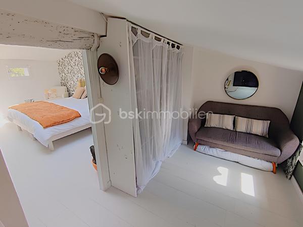 À VENDRE – SOMPTUEUSE MAISON HAUT DE GAMME 5 PIÈCES DE 131 m² AVEC BUREAU, PIÉCE POLYVALENTE, JARDIN, COUR TROPICALE ET GARAGE – DPE : A – PROCHE PLAGES – SECTEUR BOUILLIBAYE – SIX-FOURS-LES-PLAGES – 449 000 €

Vivez l’alliance parfaite entre authenticité et luxe dans cette maison de hameau du XIXᵉ siècle, entièrement rénovée avec des matériaux haut de gamme, offre un confort optimal et une excellente performance énergétique (DPE A), sans aucun travaux à prévoir.

Située à 10 minutes à pied du centre-ville (700 m) et à quelques minutes de la plage, dans le quartier prisé de Bouillibaye, cette maison offre un cadre de vie privilégié, avec commerces, écoles et espaces verts à proximité.
________________________________________
🔹 Caractéristiques principales :

•	Surface habitable : 13O m² (Carrez : 112 m²)
•	Terrain : 115 m²
•	Pièces : 5 pièces, dont 4 chambres + bureau + pièce polyvalente
•	Taxe foncière : 1 586 € / an
•	DPE : A et GES : A

Rez-de-chaussée (50 m²) :
   •	Entrée avec porte d’époque
   •	Agréable séjour spacieux avec cheminée à insert
   •	Salle d’eau moderne avec douche à l’italienne, WC et rangements
   •	Cuisine équipée haut de gamme (16 m²) donnant sur une terrasse avec récupérateur d’eau de pluie
1er étage :
   •	3 chambres
   •	Dressing ou pièce polyvalente
   •	WC séparé avec rangements
   •	Superbe salle de bain moderne avec carrelage effet marbre et sèche-serviettes haut de gamme
2ᵉ étage :
   •	Sublime chambre parentale de 27 m² avec dressing et espace détente
________________________________________
🔹 Extérieurs :

•	Cour tropicale à l’entrée, ornée de plantes luxuriantes
•	Terrasse côté cuisine
•	Abri de jardin avec branchement prévu pour jacuzzi
•	Local élégant pour dissimuler les poubelles
•	Garage de 14 m² avec mezzanine pour rangement
•	Stationnement supplémentaire à proximité
________________________________________
🔹 Confort & équipements :

•	Double vitrage
•	Climatisations réversibles dans toutes les pièces
•	Cheminée à insert avec répartiteur dans les chambres (ramonée septembre 2025)
•	Arrosage automatique
•	Plaque Tépagnaki 
•	Cave à vin
•	2 cumulus intelligents Ariston de 65 L avec étude des habitudes
•	Fibre optique
•	Tout-à-l’égout
•	Poutres apparentes
•	Récupérateur d’eau de pluie
________________________________________
🔹 Rénovation haut de gamme (2021-2023) :

•	Rénovation complète de la maison
•	Installation de matériaux luxueux et durables : carrelage effet marbre, sèche-serviettes haut de gamme, plaques et hotte de cuisine de qualité supérieure, et des équipements de prestige dans chaque pièce
•	Escalier en colimaçon design avec lustre signé par un architecte
•	VMC entièrement refaite 
•	Compteur électrique rénové en intégralité
•	Réseau d’eau entièrement rénové avec conduites de plus grand diamètre
•	Installation d’une pompe de relevage avec un puits conséquent récupérant toutes les eaux 
•	Pose d’un double clapet anti-retour pour les eaux usées, garantissant qu’elles ne refluent pas
•	Solins rénovés entièrement, Toiture impeccable
•	Garage rénové avec mezzanine
________________________________________
💎 Points forts :

•	Maison entièrement rénovée, aucun travaux à prévoir
•	Standing haut de gamme
•	Quartier recherché, à proximité du centre-ville
•	Jardin et espaces extérieurs propices à la détente et aux moments conviviaux

Une maison d’exception prête à accueillir votre famille dans le confort et l’élégance.

Parcourez les photos pour consulter le plan 2D de la maison et profitez de la visite virtuelle pour vous immerger dans chaque pièce.

Pour organiser une visite, contactez Kévin LEXA au 06 50 74 25 70 - (Réf. 307 765).  Disponible 7J/7.