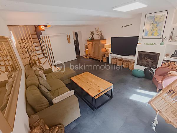 À VENDRE – SOMPTUEUSE MAISON HAUT DE GAMME 5 PIÈCES DE 131 m² AVEC BUREAU, PIÉCE POLYVALENTE, JARDIN, COUR TROPICALE ET GARAGE – DPE : A – PROCHE PLAGES – SECTEUR BOUILLIBAYE – SIX-FOURS-LES-PLAGES – 449 000 €

Vivez l’alliance parfaite entre authenticité et luxe dans cette maison de hameau du XIXᵉ siècle, entièrement rénovée avec des matériaux haut de gamme, offre un confort optimal et une excellente performance énergétique (DPE A), sans aucun travaux à prévoir.

Située à 10 minutes à pied du centre-ville (700 m) et à quelques minutes de la plage, dans le quartier prisé de Bouillibaye, cette maison offre un cadre de vie privilégié, avec commerces, écoles et espaces verts à proximité.
________________________________________
🔹 Caractéristiques principales :

•	Surface habitable : 13O m² (Carrez : 112 m²)
•	Terrain : 115 m²
•	Pièces : 5 pièces, dont 4 chambres + bureau + pièce polyvalente
•	Taxe foncière : 1 586 € / an
•	DPE : A et GES : A

Rez-de-chaussée (50 m²) :
   •	Entrée avec porte d’époque
   •	Agréable séjour spacieux avec cheminée à insert
   •	Salle d’eau moderne avec douche à l’italienne, WC et rangements
   •	Cuisine équipée haut de gamme (16 m²) donnant sur une terrasse avec récupérateur d’eau de pluie
1er étage :
   •	3 chambres
   •	Dressing ou pièce polyvalente
   •	WC séparé avec rangements
   •	Superbe salle de bain moderne avec carrelage effet marbre et sèche-serviettes haut de gamme
2ᵉ étage :
   •	Sublime chambre parentale de 27 m² avec dressing et espace détente
________________________________________
🔹 Extérieurs :

•	Cour tropicale à l’entrée, ornée de plantes luxuriantes
•	Terrasse côté cuisine
•	Abri de jardin avec branchement prévu pour jacuzzi
•	Local élégant pour dissimuler les poubelles
•	Garage de 14 m² avec mezzanine pour rangement
•	Stationnement supplémentaire à proximité
________________________________________
🔹 Confort & équipements :

•	Double vitrage
•	Climatisations réversibles dans toutes les pièces
•	Cheminée à insert avec répartiteur dans les chambres (ramonée septembre 2025)
•	Arrosage automatique
•	Plaque Tépagnaki 
•	Cave à vin
•	2 cumulus intelligents Ariston de 65 L avec étude des habitudes
•	Fibre optique
•	Tout-à-l’égout
•	Poutres apparentes
•	Récupérateur d’eau de pluie
________________________________________
🔹 Rénovation haut de gamme (2021-2023) :

•	Rénovation complète de la maison
•	Installation de matériaux luxueux et durables : carrelage effet marbre, sèche-serviettes haut de gamme, plaques et hotte de cuisine de qualité supérieure, et des équipements de prestige dans chaque pièce
•	Escalier en colimaçon design avec lustre signé par un architecte
•	VMC entièrement refaite 
•	Compteur électrique rénové en intégralité
•	Réseau d’eau entièrement rénové avec conduites de plus grand diamètre
•	Installation d’une pompe de relevage avec un puits conséquent récupérant toutes les eaux 
•	Pose d’un double clapet anti-retour pour les eaux usées, garantissant qu’elles ne refluent pas
•	Solins rénovés entièrement, Toiture impeccable
•	Garage rénové avec mezzanine
________________________________________
💎 Points forts :

•	Maison entièrement rénovée, aucun travaux à prévoir
•	Standing haut de gamme
•	Quartier recherché, à proximité du centre-ville
•	Jardin et espaces extérieurs propices à la détente et aux moments conviviaux

Une maison d’exception prête à accueillir votre famille dans le confort et l’élégance.

Parcourez les photos pour consulter le plan 2D de la maison et profitez de la visite virtuelle pour vous immerger dans chaque pièce.

Pour organiser une visite, contactez Kévin LEXA au 06 50 74 25 70 - (Réf. 307 765).  Disponible 7J/7.
