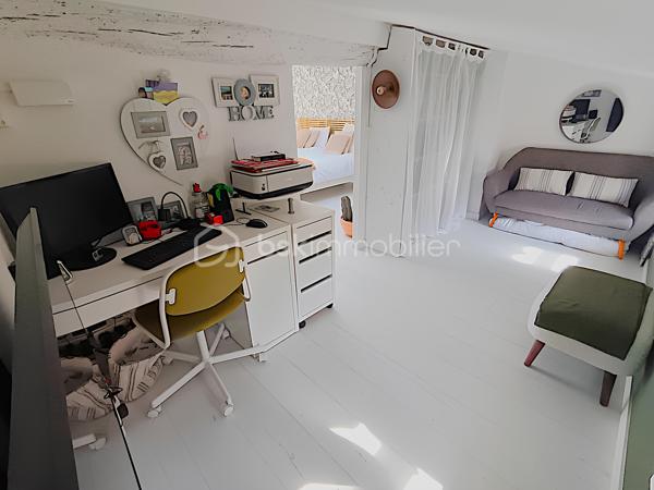 À VENDRE – SOMPTUEUSE MAISON HAUT DE GAMME 5 PIÈCES DE 131 m² AVEC BUREAU, PIÉCE POLYVALENTE, JARDIN, COUR TROPICALE ET GARAGE – DPE : A – PROCHE PLAGES – SECTEUR BOUILLIBAYE – SIX-FOURS-LES-PLAGES – 449 000 €

Vivez l’alliance parfaite entre authenticité et luxe dans cette maison de hameau du XIXᵉ siècle, entièrement rénovée avec des matériaux haut de gamme, offre un confort optimal et une excellente performance énergétique (DPE A), sans aucun travaux à prévoir.

Située à 10 minutes à pied du centre-ville (700 m) et à quelques minutes de la plage, dans le quartier prisé de Bouillibaye, cette maison offre un cadre de vie privilégié, avec commerces, écoles et espaces verts à proximité.
________________________________________
🔹 Caractéristiques principales :

•	Surface habitable : 13O m² (Carrez : 112 m²)
•	Terrain : 115 m²
•	Pièces : 5 pièces, dont 4 chambres + bureau + pièce polyvalente
•	Taxe foncière : 1 586 € / an
•	DPE : A et GES : A

Rez-de-chaussée (50 m²) :
   •	Entrée avec porte d’époque
   •	Agréable séjour spacieux avec cheminée à insert
   •	Salle d’eau moderne avec douche à l’italienne, WC et rangements
   •	Cuisine équipée haut de gamme (16 m²) donnant sur une terrasse avec récupérateur d’eau de pluie
1er étage :
   •	3 chambres
   •	Dressing ou pièce polyvalente
   •	WC séparé avec rangements
   •	Superbe salle de bain moderne avec carrelage effet marbre et sèche-serviettes haut de gamme
2ᵉ étage :
   •	Sublime chambre parentale de 27 m² avec dressing et espace détente
________________________________________
🔹 Extérieurs :

•	Cour tropicale à l’entrée, ornée de plantes luxuriantes
•	Terrasse côté cuisine
•	Abri de jardin avec branchement prévu pour jacuzzi
•	Local élégant pour dissimuler les poubelles
•	Garage de 14 m² avec mezzanine pour rangement
•	Stationnement supplémentaire à proximité
________________________________________
🔹 Confort & équipements :

•	Double vitrage
•	Climatisations réversibles dans toutes les pièces
•	Cheminée à insert avec répartiteur dans les chambres (ramonée septembre 2025)
•	Arrosage automatique
•	Plaque Tépagnaki 
•	Cave à vin
•	2 cumulus intelligents Ariston de 65 L avec étude des habitudes
•	Fibre optique
•	Tout-à-l’égout
•	Poutres apparentes
•	Récupérateur d’eau de pluie
________________________________________
🔹 Rénovation haut de gamme (2021-2023) :

•	Rénovation complète de la maison
•	Installation de matériaux luxueux et durables : carrelage effet marbre, sèche-serviettes haut de gamme, plaques et hotte de cuisine de qualité supérieure, et des équipements de prestige dans chaque pièce
•	Escalier en colimaçon design avec lustre signé par un architecte
•	VMC entièrement refaite 
•	Compteur électrique rénové en intégralité
•	Réseau d’eau entièrement rénové avec conduites de plus grand diamètre
•	Installation d’une pompe de relevage avec un puits conséquent récupérant toutes les eaux 
•	Pose d’un double clapet anti-retour pour les eaux usées, garantissant qu’elles ne refluent pas
•	Solins rénovés entièrement, Toiture impeccable
•	Garage rénové avec mezzanine
________________________________________
💎 Points forts :

•	Maison entièrement rénovée, aucun travaux à prévoir
•	Standing haut de gamme
•	Quartier recherché, à proximité du centre-ville
•	Jardin et espaces extérieurs propices à la détente et aux moments conviviaux

Une maison d’exception prête à accueillir votre famille dans le confort et l’élégance.

Parcourez les photos pour consulter le plan 2D de la maison et profitez de la visite virtuelle pour vous immerger dans chaque pièce.

Pour organiser une visite, contactez Kévin LEXA au 06 50 74 25 70 - (Réf. 307 765).  Disponible 7J/7.