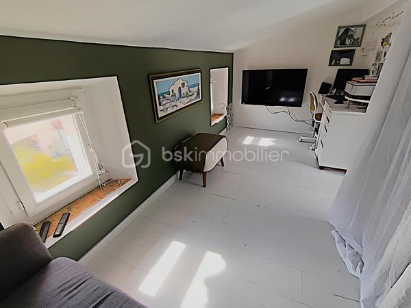 À VENDRE – SOMPTUEUSE MAISON HAUT DE GAMME 5 PIÈCES DE 131 m² AVEC BUREAU, PIÉCE POLYVALENTE, JARDIN, COUR TROPICALE ET GARAGE – DPE : A – PROCHE PLAGES – SECTEUR BOUILLIBAYE – SIX-FOURS-LES-PLAGES – 449 000 €

Vivez l’alliance parfaite entre authenticité et luxe dans cette maison de hameau du XIXᵉ siècle, entièrement rénovée avec des matériaux haut de gamme, offre un confort optimal et une excellente performance énergétique (DPE A), sans aucun travaux à prévoir.

Située à 10 minutes à pied du centre-ville (700 m) et à quelques minutes de la plage, dans le quartier prisé de Bouillibaye, cette maison offre un cadre de vie privilégié, avec commerces, écoles et espaces verts à proximité.
________________________________________
🔹 Caractéristiques principales :

•	Surface habitable : 13O m² (Carrez : 112 m²)
•	Terrain : 115 m²
•	Pièces : 5 pièces, dont 4 chambres + bureau + pièce polyvalente
•	Taxe foncière : 1 586 € / an
•	DPE : A et GES : A

Rez-de-chaussée (50 m²) :
   •	Entrée avec porte d’époque
   •	Agréable séjour spacieux avec cheminée à insert
   •	Salle d’eau moderne avec douche à l’italienne, WC et rangements
   •	Cuisine équipée haut de gamme (16 m²) donnant sur une terrasse avec récupérateur d’eau de pluie
1er étage :
   •	3 chambres
   •	Dressing ou pièce polyvalente
   •	WC séparé avec rangements
   •	Superbe salle de bain moderne avec carrelage effet marbre et sèche-serviettes haut de gamme
2ᵉ étage :
   •	Sublime chambre parentale de 27 m² avec dressing et espace détente
________________________________________
🔹 Extérieurs :

•	Cour tropicale à l’entrée, ornée de plantes luxuriantes
•	Terrasse côté cuisine
•	Abri de jardin avec branchement prévu pour jacuzzi
•	Local élégant pour dissimuler les poubelles
•	Garage de 14 m² avec mezzanine pour rangement
•	Stationnement supplémentaire à proximité
________________________________________
🔹 Confort & équipements :

•	Double vitrage
•	Climatisations réversibles dans toutes les pièces
•	Cheminée à insert avec répartiteur dans les chambres (ramonée septembre 2025)
•	Arrosage automatique
•	Plaque Tépagnaki 
•	Cave à vin
•	2 cumulus intelligents Ariston de 65 L avec étude des habitudes
•	Fibre optique
•	Tout-à-l’égout
•	Poutres apparentes
•	Récupérateur d’eau de pluie
________________________________________
🔹 Rénovation haut de gamme (2021-2023) :

•	Rénovation complète de la maison
•	Installation de matériaux luxueux et durables : carrelage effet marbre, sèche-serviettes haut de gamme, plaques et hotte de cuisine de qualité supérieure, et des équipements de prestige dans chaque pièce
•	Escalier en colimaçon design avec lustre signé par un architecte
•	VMC entièrement refaite 
•	Compteur électrique rénové en intégralité
•	Réseau d’eau entièrement rénové avec conduites de plus grand diamètre
•	Installation d’une pompe de relevage avec un puits conséquent récupérant toutes les eaux 
•	Pose d’un double clapet anti-retour pour les eaux usées, garantissant qu’elles ne refluent pas
•	Solins rénovés entièrement, Toiture impeccable
•	Garage rénové avec mezzanine
________________________________________
💎 Points forts :

•	Maison entièrement rénovée, aucun travaux à prévoir
•	Standing haut de gamme
•	Quartier recherché, à proximité du centre-ville
•	Jardin et espaces extérieurs propices à la détente et aux moments conviviaux

Une maison d’exception prête à accueillir votre famille dans le confort et l’élégance.

Parcourez les photos pour consulter le plan 2D de la maison et profitez de la visite virtuelle pour vous immerger dans chaque pièce.

Pour organiser une visite, contactez Kévin LEXA au 06 50 74 25 70 - (Réf. 307 765).  Disponible 7J/7.