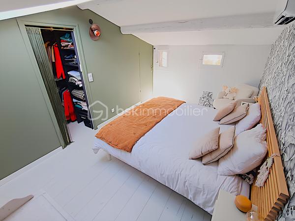 À VENDRE – SOMPTUEUSE MAISON HAUT DE GAMME 5 PIÈCES DE 131 m² AVEC BUREAU, PIÉCE POLYVALENTE, JARDIN, COUR TROPICALE ET GARAGE – DPE : A – PROCHE PLAGES – SECTEUR BOUILLIBAYE – SIX-FOURS-LES-PLAGES – 449 000 €

Vivez l’alliance parfaite entre authenticité et luxe dans cette maison de hameau du XIXᵉ siècle, entièrement rénovée avec des matériaux haut de gamme, offre un confort optimal et une excellente performance énergétique (DPE A), sans aucun travaux à prévoir.

Située à 10 minutes à pied du centre-ville (700 m) et à quelques minutes de la plage, dans le quartier prisé de Bouillibaye, cette maison offre un cadre de vie privilégié, avec commerces, écoles et espaces verts à proximité.
________________________________________
🔹 Caractéristiques principales :

•	Surface habitable : 13O m² (Carrez : 112 m²)
•	Terrain : 115 m²
•	Pièces : 5 pièces, dont 4 chambres + bureau + pièce polyvalente
•	Taxe foncière : 1 586 € / an
•	DPE : A et GES : A

Rez-de-chaussée (50 m²) :
   •	Entrée avec porte d’époque
   •	Agréable séjour spacieux avec cheminée à insert
   •	Salle d’eau moderne avec douche à l’italienne, WC et rangements
   •	Cuisine équipée haut de gamme (16 m²) donnant sur une terrasse avec récupérateur d’eau de pluie
1er étage :
   •	3 chambres
   •	Dressing ou pièce polyvalente
   •	WC séparé avec rangements
   •	Superbe salle de bain moderne avec carrelage effet marbre et sèche-serviettes haut de gamme
2ᵉ étage :
   •	Sublime chambre parentale de 27 m² avec dressing et espace détente
________________________________________
🔹 Extérieurs :

•	Cour tropicale à l’entrée, ornée de plantes luxuriantes
•	Terrasse côté cuisine
•	Abri de jardin avec branchement prévu pour jacuzzi
•	Local élégant pour dissimuler les poubelles
•	Garage de 14 m² avec mezzanine pour rangement
•	Stationnement supplémentaire à proximité
________________________________________
🔹 Confort & équipements :

•	Double vitrage
•	Climatisations réversibles dans toutes les pièces
•	Cheminée à insert avec répartiteur dans les chambres (ramonée septembre 2025)
•	Arrosage automatique
•	Plaque Tépagnaki 
•	Cave à vin
•	2 cumulus intelligents Ariston de 65 L avec étude des habitudes
•	Fibre optique
•	Tout-à-l’égout
•	Poutres apparentes
•	Récupérateur d’eau de pluie
________________________________________
🔹 Rénovation haut de gamme (2021-2023) :

•	Rénovation complète de la maison
•	Installation de matériaux luxueux et durables : carrelage effet marbre, sèche-serviettes haut de gamme, plaques et hotte de cuisine de qualité supérieure, et des équipements de prestige dans chaque pièce
•	Escalier en colimaçon design avec lustre signé par un architecte
•	VMC entièrement refaite 
•	Compteur électrique rénové en intégralité
•	Réseau d’eau entièrement rénové avec conduites de plus grand diamètre
•	Installation d’une pompe de relevage avec un puits conséquent récupérant toutes les eaux 
•	Pose d’un double clapet anti-retour pour les eaux usées, garantissant qu’elles ne refluent pas
•	Solins rénovés entièrement, Toiture impeccable
•	Garage rénové avec mezzanine
________________________________________
💎 Points forts :

•	Maison entièrement rénovée, aucun travaux à prévoir
•	Standing haut de gamme
•	Quartier recherché, à proximité du centre-ville
•	Jardin et espaces extérieurs propices à la détente et aux moments conviviaux

Une maison d’exception prête à accueillir votre famille dans le confort et l’élégance.

Parcourez les photos pour consulter le plan 2D de la maison et profitez de la visite virtuelle pour vous immerger dans chaque pièce.

Pour organiser une visite, contactez Kévin LEXA au 06 50 74 25 70 - (Réf. 307 765).  Disponible 7J/7.