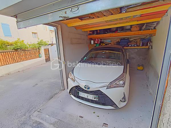 À VENDRE – SOMPTUEUSE MAISON HAUT DE GAMME 5 PIÈCES DE 131 m² AVEC BUREAU, PIÉCE POLYVALENTE, JARDIN, COUR TROPICALE ET GARAGE – DPE : A – PROCHE PLAGES – SECTEUR BOUILLIBAYE – SIX-FOURS-LES-PLAGES – 449 000 €

Vivez l’alliance parfaite entre authenticité et luxe dans cette maison de hameau du XIXᵉ siècle, entièrement rénovée avec des matériaux haut de gamme, offre un confort optimal et une excellente performance énergétique (DPE A), sans aucun travaux à prévoir.

Située à 10 minutes à pied du centre-ville (700 m) et à quelques minutes de la plage, dans le quartier prisé de Bouillibaye, cette maison offre un cadre de vie privilégié, avec commerces, écoles et espaces verts à proximité.
________________________________________
🔹 Caractéristiques principales :

•	Surface habitable : 13O m² (Carrez : 112 m²)
•	Terrain : 115 m²
•	Pièces : 5 pièces, dont 4 chambres + bureau + pièce polyvalente
•	Taxe foncière : 1 586 € / an
•	DPE : A et GES : A

Rez-de-chaussée (50 m²) :
   •	Entrée avec porte d’époque
   •	Agréable séjour spacieux avec cheminée à insert
   •	Salle d’eau moderne avec douche à l’italienne, WC et rangements
   •	Cuisine équipée haut de gamme (16 m²) donnant sur une terrasse avec récupérateur d’eau de pluie
1er étage :
   •	3 chambres
   •	Dressing ou pièce polyvalente
   •	WC séparé avec rangements
   •	Superbe salle de bain moderne avec carrelage effet marbre et sèche-serviettes haut de gamme
2ᵉ étage :
   •	Sublime chambre parentale de 27 m² avec dressing et espace détente
________________________________________
🔹 Extérieurs :

•	Cour tropicale à l’entrée, ornée de plantes luxuriantes
•	Terrasse côté cuisine
•	Abri de jardin avec branchement prévu pour jacuzzi
•	Local élégant pour dissimuler les poubelles
•	Garage de 14 m² avec mezzanine pour rangement
•	Stationnement supplémentaire à proximité
________________________________________
🔹 Confort & équipements :

•	Double vitrage
•	Climatisations réversibles dans toutes les pièces
•	Cheminée à insert avec répartiteur dans les chambres (ramonée septembre 2025)
•	Arrosage automatique
•	Plaque Tépagnaki 
•	Cave à vin
•	2 cumulus intelligents Ariston de 65 L avec étude des habitudes
•	Fibre optique
•	Tout-à-l’égout
•	Poutres apparentes
•	Récupérateur d’eau de pluie
________________________________________
🔹 Rénovation haut de gamme (2021-2023) :

•	Rénovation complète de la maison
•	Installation de matériaux luxueux et durables : carrelage effet marbre, sèche-serviettes haut de gamme, plaques et hotte de cuisine de qualité supérieure, et des équipements de prestige dans chaque pièce
•	Escalier en colimaçon design avec lustre signé par un architecte
•	VMC entièrement refaite 
•	Compteur électrique rénové en intégralité
•	Réseau d’eau entièrement rénové avec conduites de plus grand diamètre
•	Installation d’une pompe de relevage avec un puits conséquent récupérant toutes les eaux 
•	Pose d’un double clapet anti-retour pour les eaux usées, garantissant qu’elles ne refluent pas
•	Solins rénovés entièrement, Toiture impeccable
•	Garage rénové avec mezzanine
________________________________________
💎 Points forts :

•	Maison entièrement rénovée, aucun travaux à prévoir
•	Standing haut de gamme
•	Quartier recherché, à proximité du centre-ville
•	Jardin et espaces extérieurs propices à la détente et aux moments conviviaux

Une maison d’exception prête à accueillir votre famille dans le confort et l’élégance.

Parcourez les photos pour consulter le plan 2D de la maison et profitez de la visite virtuelle pour vous immerger dans chaque pièce.

Pour organiser une visite, contactez Kévin LEXA au 06 50 74 25 70 - (Réf. 307 765).  Disponible 7J/7.