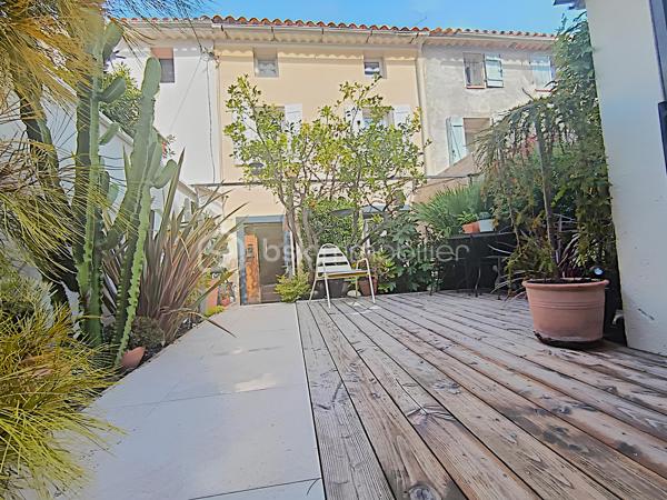 À VENDRE – SOMPTUEUSE MAISON HAUT DE GAMME 5 PIÈCES DE 131 m² AVEC BUREAU, PIÉCE POLYVALENTE, JARDIN, COUR TROPICALE ET GARAGE – DPE : A – PROCHE PLAGES – SECTEUR BOUILLIBAYE – SIX-FOURS-LES-PLAGES – 449 000 €

Vivez l’alliance parfaite entre authenticité et luxe dans cette maison de hameau du XIXᵉ siècle, entièrement rénovée avec des matériaux haut de gamme, offre un confort optimal et une excellente performance énergétique (DPE A), sans aucun travaux à prévoir.

Située à 10 minutes à pied du centre-ville (700 m) et à quelques minutes de la plage, dans le quartier prisé de Bouillibaye, cette maison offre un cadre de vie privilégié, avec commerces, écoles et espaces verts à proximité.
________________________________________
🔹 Caractéristiques principales :

•	Surface habitable : 13O m² (Carrez : 112 m²)
•	Terrain : 115 m²
•	Pièces : 5 pièces, dont 4 chambres + bureau + pièce polyvalente
•	Taxe foncière : 1 586 € / an
•	DPE : A et GES : A

Rez-de-chaussée (50 m²) :
   •	Entrée avec porte d’époque
   •	Agréable séjour spacieux avec cheminée à insert
   •	Salle d’eau moderne avec douche à l’italienne, WC et rangements
   •	Cuisine équipée haut de gamme (16 m²) donnant sur une terrasse avec récupérateur d’eau de pluie
1er étage :
   •	3 chambres
   •	Dressing ou pièce polyvalente
   •	WC séparé avec rangements
   •	Superbe salle de bain moderne avec carrelage effet marbre et sèche-serviettes haut de gamme
2ᵉ étage :
   •	Sublime chambre parentale de 27 m² avec dressing et espace détente
________________________________________
🔹 Extérieurs :

•	Cour tropicale à l’entrée, ornée de plantes luxuriantes
•	Terrasse côté cuisine
•	Abri de jardin avec branchement prévu pour jacuzzi
•	Local élégant pour dissimuler les poubelles
•	Garage de 14 m² avec mezzanine pour rangement
•	Stationnement supplémentaire à proximité
________________________________________
🔹 Confort & équipements :

•	Double vitrage
•	Climatisations réversibles dans toutes les pièces
•	Cheminée à insert avec répartiteur dans les chambres (ramonée septembre 2025)
•	Arrosage automatique
•	Plaque Tépagnaki 
•	Cave à vin
•	2 cumulus intelligents Ariston de 65 L avec étude des habitudes
•	Fibre optique
•	Tout-à-l’égout
•	Poutres apparentes
•	Récupérateur d’eau de pluie
________________________________________
🔹 Rénovation haut de gamme (2021-2023) :

•	Rénovation complète de la maison
•	Installation de matériaux luxueux et durables : carrelage effet marbre, sèche-serviettes haut de gamme, plaques et hotte de cuisine de qualité supérieure, et des équipements de prestige dans chaque pièce
•	Escalier en colimaçon design avec lustre signé par un architecte
•	VMC entièrement refaite 
•	Compteur électrique rénové en intégralité
•	Réseau d’eau entièrement rénové avec conduites de plus grand diamètre
•	Installation d’une pompe de relevage avec un puits conséquent récupérant toutes les eaux 
•	Pose d’un double clapet anti-retour pour les eaux usées, garantissant qu’elles ne refluent pas
•	Solins rénovés entièrement, Toiture impeccable
•	Garage rénové avec mezzanine
________________________________________
💎 Points forts :

•	Maison entièrement rénovée, aucun travaux à prévoir
•	Standing haut de gamme
•	Quartier recherché, à proximité du centre-ville
•	Jardin et espaces extérieurs propices à la détente et aux moments conviviaux

Une maison d’exception prête à accueillir votre famille dans le confort et l’élégance.

Parcourez les photos pour consulter le plan 2D de la maison et profitez de la visite virtuelle pour vous immerger dans chaque pièce.

Pour organiser une visite, contactez Kévin LEXA au 06 50 74 25 70 - (Réf. 307 765).  Disponible 7J/7.