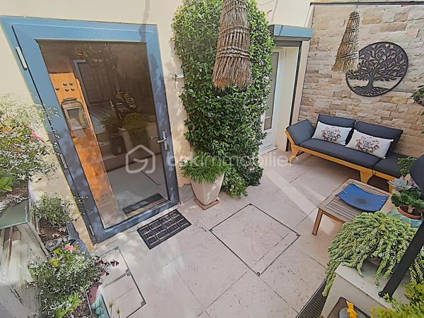 À VENDRE – SOMPTUEUSE MAISON HAUT DE GAMME 5 PIÈCES DE 131 m² AVEC BUREAU, PIÉCE POLYVALENTE, JARDIN, COUR TROPICALE ET GARAGE – DPE : A – PROCHE PLAGES – SECTEUR BOUILLIBAYE – SIX-FOURS-LES-PLAGES – 449 000 €

Vivez l’alliance parfaite entre authenticité et luxe dans cette maison de hameau du XIXᵉ siècle, entièrement rénovée avec des matériaux haut de gamme, offre un confort optimal et une excellente performance énergétique (DPE A), sans aucun travaux à prévoir.

Située à 10 minutes à pied du centre-ville (700 m) et à quelques minutes de la plage, dans le quartier prisé de Bouillibaye, cette maison offre un cadre de vie privilégié, avec commerces, écoles et espaces verts à proximité.
________________________________________
🔹 Caractéristiques principales :

•	Surface habitable : 13O m² (Carrez : 112 m²)
•	Terrain : 115 m²
•	Pièces : 5 pièces, dont 4 chambres + bureau + pièce polyvalente
•	Taxe foncière : 1 586 € / an
•	DPE : A et GES : A

Rez-de-chaussée (50 m²) :
   •	Entrée avec porte d’époque
   •	Agréable séjour spacieux avec cheminée à insert
   •	Salle d’eau moderne avec douche à l’italienne, WC et rangements
   •	Cuisine équipée haut de gamme (16 m²) donnant sur une terrasse avec récupérateur d’eau de pluie
1er étage :
   •	3 chambres
   •	Dressing ou pièce polyvalente
   •	WC séparé avec rangements
   •	Superbe salle de bain moderne avec carrelage effet marbre et sèche-serviettes haut de gamme
2ᵉ étage :
   •	Sublime chambre parentale de 27 m² avec dressing et espace détente
________________________________________
🔹 Extérieurs :

•	Cour tropicale à l’entrée, ornée de plantes luxuriantes
•	Terrasse côté cuisine
•	Abri de jardin avec branchement prévu pour jacuzzi
•	Local élégant pour dissimuler les poubelles
•	Garage de 14 m² avec mezzanine pour rangement
•	Stationnement supplémentaire à proximité
________________________________________
🔹 Confort & équipements :

•	Double vitrage
•	Climatisations réversibles dans toutes les pièces
•	Cheminée à insert avec répartiteur dans les chambres (ramonée septembre 2025)
•	Arrosage automatique
•	Plaque Tépagnaki 
•	Cave à vin
•	2 cumulus intelligents Ariston de 65 L avec étude des habitudes
•	Fibre optique
•	Tout-à-l’égout
•	Poutres apparentes
•	Récupérateur d’eau de pluie
________________________________________
🔹 Rénovation haut de gamme (2021-2023) :

•	Rénovation complète de la maison
•	Installation de matériaux luxueux et durables : carrelage effet marbre, sèche-serviettes haut de gamme, plaques et hotte de cuisine de qualité supérieure, et des équipements de prestige dans chaque pièce
•	Escalier en colimaçon design avec lustre signé par un architecte
•	VMC entièrement refaite 
•	Compteur électrique rénové en intégralité
•	Réseau d’eau entièrement rénové avec conduites de plus grand diamètre
•	Installation d’une pompe de relevage avec un puits conséquent récupérant toutes les eaux 
•	Pose d’un double clapet anti-retour pour les eaux usées, garantissant qu’elles ne refluent pas
•	Solins rénovés entièrement, Toiture impeccable
•	Garage rénové avec mezzanine
________________________________________
💎 Points forts :

•	Maison entièrement rénovée, aucun travaux à prévoir
•	Standing haut de gamme
•	Quartier recherché, à proximité du centre-ville
•	Jardin et espaces extérieurs propices à la détente et aux moments conviviaux

Une maison d’exception prête à accueillir votre famille dans le confort et l’élégance.

Parcourez les photos pour consulter le plan 2D de la maison et profitez de la visite virtuelle pour vous immerger dans chaque pièce.

Pour organiser une visite, contactez Kévin LEXA au 06 50 74 25 70 - (Réf. 307 765).  Disponible 7J/7.