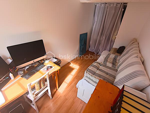 À VENDRE – SOMPTUEUSE MAISON HAUT DE GAMME 5 PIÈCES DE 131 m² AVEC BUREAU, PIÉCE POLYVALENTE, JARDIN, COUR TROPICALE ET GARAGE – DPE : A – PROCHE PLAGES – SECTEUR BOUILLIBAYE – SIX-FOURS-LES-PLAGES – 449 000 €

Vivez l’alliance parfaite entre authenticité et luxe dans cette maison de hameau du XIXᵉ siècle, entièrement rénovée avec des matériaux haut de gamme, offre un confort optimal et une excellente performance énergétique (DPE A), sans aucun travaux à prévoir.

Située à 10 minutes à pied du centre-ville (700 m) et à quelques minutes de la plage, dans le quartier prisé de Bouillibaye, cette maison offre un cadre de vie privilégié, avec commerces, écoles et espaces verts à proximité.
________________________________________
🔹 Caractéristiques principales :

•	Surface habitable : 13O m² (Carrez : 112 m²)
•	Terrain : 115 m²
•	Pièces : 5 pièces, dont 4 chambres + bureau + pièce polyvalente
•	Taxe foncière : 1 586 € / an
•	DPE : A et GES : A

Rez-de-chaussée (50 m²) :
   •	Entrée avec porte d’époque
   •	Agréable séjour spacieux avec cheminée à insert
   •	Salle d’eau moderne avec douche à l’italienne, WC et rangements
   •	Cuisine équipée haut de gamme (16 m²) donnant sur une terrasse avec récupérateur d’eau de pluie
1er étage :
   •	3 chambres
   •	Dressing ou pièce polyvalente
   •	WC séparé avec rangements
   •	Superbe salle de bain moderne avec carrelage effet marbre et sèche-serviettes haut de gamme
2ᵉ étage :
   •	Sublime chambre parentale de 27 m² avec dressing et espace détente
________________________________________
🔹 Extérieurs :

•	Cour tropicale à l’entrée, ornée de plantes luxuriantes
•	Terrasse côté cuisine
•	Abri de jardin avec branchement prévu pour jacuzzi
•	Local élégant pour dissimuler les poubelles
•	Garage de 14 m² avec mezzanine pour rangement
•	Stationnement supplémentaire à proximité
________________________________________
🔹 Confort & équipements :

•	Double vitrage
•	Climatisations réversibles dans toutes les pièces
•	Cheminée à insert avec répartiteur dans les chambres (ramonée septembre 2025)
•	Arrosage automatique
•	Plaque Tépagnaki 
•	Cave à vin
•	2 cumulus intelligents Ariston de 65 L avec étude des habitudes
•	Fibre optique
•	Tout-à-l’égout
•	Poutres apparentes
•	Récupérateur d’eau de pluie
________________________________________
🔹 Rénovation haut de gamme (2021-2023) :

•	Rénovation complète de la maison
•	Installation de matériaux luxueux et durables : carrelage effet marbre, sèche-serviettes haut de gamme, plaques et hotte de cuisine de qualité supérieure, et des équipements de prestige dans chaque pièce
•	Escalier en colimaçon design avec lustre signé par un architecte
•	VMC entièrement refaite 
•	Compteur électrique rénové en intégralité
•	Réseau d’eau entièrement rénové avec conduites de plus grand diamètre
•	Installation d’une pompe de relevage avec un puits conséquent récupérant toutes les eaux 
•	Pose d’un double clapet anti-retour pour les eaux usées, garantissant qu’elles ne refluent pas
•	Solins rénovés entièrement, Toiture impeccable
•	Garage rénové avec mezzanine
________________________________________
💎 Points forts :

•	Maison entièrement rénovée, aucun travaux à prévoir
•	Standing haut de gamme
•	Quartier recherché, à proximité du centre-ville
•	Jardin et espaces extérieurs propices à la détente et aux moments conviviaux

Une maison d’exception prête à accueillir votre famille dans le confort et l’élégance.

Parcourez les photos pour consulter le plan 2D de la maison et profitez de la visite virtuelle pour vous immerger dans chaque pièce.

Pour organiser une visite, contactez Kévin LEXA au 06 50 74 25 70 - (Réf. 307 765).  Disponible 7J/7.