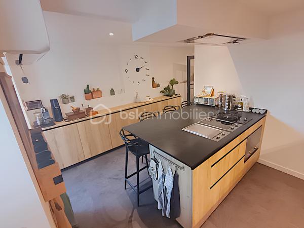 À VENDRE – SOMPTUEUSE MAISON HAUT DE GAMME 5 PIÈCES DE 131 m² AVEC BUREAU, PIÉCE POLYVALENTE, JARDIN, COUR TROPICALE ET GARAGE – DPE : A – PROCHE PLAGES – SECTEUR BOUILLIBAYE – SIX-FOURS-LES-PLAGES – 449 000 €

Vivez l’alliance parfaite entre authenticité et luxe dans cette maison de hameau du XIXᵉ siècle, entièrement rénovée avec des matériaux haut de gamme, offre un confort optimal et une excellente performance énergétique (DPE A), sans aucun travaux à prévoir.

Située à 10 minutes à pied du centre-ville (700 m) et à quelques minutes de la plage, dans le quartier prisé de Bouillibaye, cette maison offre un cadre de vie privilégié, avec commerces, écoles et espaces verts à proximité.
________________________________________
🔹 Caractéristiques principales :

•	Surface habitable : 13O m² (Carrez : 112 m²)
•	Terrain : 115 m²
•	Pièces : 5 pièces, dont 4 chambres + bureau + pièce polyvalente
•	Taxe foncière : 1 586 € / an
•	DPE : A et GES : A

Rez-de-chaussée (50 m²) :
   •	Entrée avec porte d’époque
   •	Agréable séjour spacieux avec cheminée à insert
   •	Salle d’eau moderne avec douche à l’italienne, WC et rangements
   •	Cuisine équipée haut de gamme (16 m²) donnant sur une terrasse avec récupérateur d’eau de pluie
1er étage :
   •	3 chambres
   •	Dressing ou pièce polyvalente
   •	WC séparé avec rangements
   •	Superbe salle de bain moderne avec carrelage effet marbre et sèche-serviettes haut de gamme
2ᵉ étage :
   •	Sublime chambre parentale de 27 m² avec dressing et espace détente
________________________________________
🔹 Extérieurs :

•	Cour tropicale à l’entrée, ornée de plantes luxuriantes
•	Terrasse côté cuisine
•	Abri de jardin avec branchement prévu pour jacuzzi
•	Local élégant pour dissimuler les poubelles
•	Garage de 14 m² avec mezzanine pour rangement
•	Stationnement supplémentaire à proximité
________________________________________
🔹 Confort & équipements :

•	Double vitrage
•	Climatisations réversibles dans toutes les pièces
•	Cheminée à insert avec répartiteur dans les chambres (ramonée septembre 2025)
•	Arrosage automatique
•	Plaque Tépagnaki 
•	Cave à vin
•	2 cumulus intelligents Ariston de 65 L avec étude des habitudes
•	Fibre optique
•	Tout-à-l’égout
•	Poutres apparentes
•	Récupérateur d’eau de pluie
________________________________________
🔹 Rénovation haut de gamme (2021-2023) :

•	Rénovation complète de la maison
•	Installation de matériaux luxueux et durables : carrelage effet marbre, sèche-serviettes haut de gamme, plaques et hotte de cuisine de qualité supérieure, et des équipements de prestige dans chaque pièce
•	Escalier en colimaçon design avec lustre signé par un architecte
•	VMC entièrement refaite 
•	Compteur électrique rénové en intégralité
•	Réseau d’eau entièrement rénové avec conduites de plus grand diamètre
•	Installation d’une pompe de relevage avec un puits conséquent récupérant toutes les eaux 
•	Pose d’un double clapet anti-retour pour les eaux usées, garantissant qu’elles ne refluent pas
•	Solins rénovés entièrement, Toiture impeccable
•	Garage rénové avec mezzanine
________________________________________
💎 Points forts :

•	Maison entièrement rénovée, aucun travaux à prévoir
•	Standing haut de gamme
•	Quartier recherché, à proximité du centre-ville
•	Jardin et espaces extérieurs propices à la détente et aux moments conviviaux

Une maison d’exception prête à accueillir votre famille dans le confort et l’élégance.

Parcourez les photos pour consulter le plan 2D de la maison et profitez de la visite virtuelle pour vous immerger dans chaque pièce.

Pour organiser une visite, contactez Kévin LEXA au 06 50 74 25 70 - (Réf. 307 765).  Disponible 7J/7.