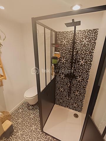 À VENDRE – SOMPTUEUSE MAISON HAUT DE GAMME 5 PIÈCES DE 131 m² AVEC BUREAU, PIÉCE POLYVALENTE, JARDIN, COUR TROPICALE ET GARAGE – DPE : A – PROCHE PLAGES – SECTEUR BOUILLIBAYE – SIX-FOURS-LES-PLAGES – 449 000 €

Vivez l’alliance parfaite entre authenticité et luxe dans cette maison de hameau du XIXᵉ siècle, entièrement rénovée avec des matériaux haut de gamme, offre un confort optimal et une excellente performance énergétique (DPE A), sans aucun travaux à prévoir.

Située à 10 minutes à pied du centre-ville (700 m) et à quelques minutes de la plage, dans le quartier prisé de Bouillibaye, cette maison offre un cadre de vie privilégié, avec commerces, écoles et espaces verts à proximité.
________________________________________
🔹 Caractéristiques principales :

•	Surface habitable : 13O m² (Carrez : 112 m²)
•	Terrain : 115 m²
•	Pièces : 5 pièces, dont 4 chambres + bureau + pièce polyvalente
•	Taxe foncière : 1 586 € / an
•	DPE : A et GES : A

Rez-de-chaussée (50 m²) :
   •	Entrée avec porte d’époque
   •	Agréable séjour spacieux avec cheminée à insert
   •	Salle d’eau moderne avec douche à l’italienne, WC et rangements
   •	Cuisine équipée haut de gamme (16 m²) donnant sur une terrasse avec récupérateur d’eau de pluie
1er étage :
   •	3 chambres
   •	Dressing ou pièce polyvalente
   •	WC séparé avec rangements
   •	Superbe salle de bain moderne avec carrelage effet marbre et sèche-serviettes haut de gamme
2ᵉ étage :
   •	Sublime chambre parentale de 27 m² avec dressing et espace détente
________________________________________
🔹 Extérieurs :

•	Cour tropicale à l’entrée, ornée de plantes luxuriantes
•	Terrasse côté cuisine
•	Abri de jardin avec branchement prévu pour jacuzzi
•	Local élégant pour dissimuler les poubelles
•	Garage de 14 m² avec mezzanine pour rangement
•	Stationnement supplémentaire à proximité
________________________________________
🔹 Confort & équipements :

•	Double vitrage
•	Climatisations réversibles dans toutes les pièces
•	Cheminée à insert avec répartiteur dans les chambres (ramonée septembre 2025)
•	Arrosage automatique
•	Plaque Tépagnaki 
•	Cave à vin
•	2 cumulus intelligents Ariston de 65 L avec étude des habitudes
•	Fibre optique
•	Tout-à-l’égout
•	Poutres apparentes
•	Récupérateur d’eau de pluie
________________________________________
🔹 Rénovation haut de gamme (2021-2023) :

•	Rénovation complète de la maison
•	Installation de matériaux luxueux et durables : carrelage effet marbre, sèche-serviettes haut de gamme, plaques et hotte de cuisine de qualité supérieure, et des équipements de prestige dans chaque pièce
•	Escalier en colimaçon design avec lustre signé par un architecte
•	VMC entièrement refaite 
•	Compteur électrique rénové en intégralité
•	Réseau d’eau entièrement rénové avec conduites de plus grand diamètre
•	Installation d’une pompe de relevage avec un puits conséquent récupérant toutes les eaux 
•	Pose d’un double clapet anti-retour pour les eaux usées, garantissant qu’elles ne refluent pas
•	Solins rénovés entièrement, Toiture impeccable
•	Garage rénové avec mezzanine
________________________________________
💎 Points forts :

•	Maison entièrement rénovée, aucun travaux à prévoir
•	Standing haut de gamme
•	Quartier recherché, à proximité du centre-ville
•	Jardin et espaces extérieurs propices à la détente et aux moments conviviaux

Une maison d’exception prête à accueillir votre famille dans le confort et l’élégance.

Parcourez les photos pour consulter le plan 2D de la maison et profitez de la visite virtuelle pour vous immerger dans chaque pièce.

Pour organiser une visite, contactez Kévin LEXA au 06 50 74 25 70 - (Réf. 307 765).  Disponible 7J/7.