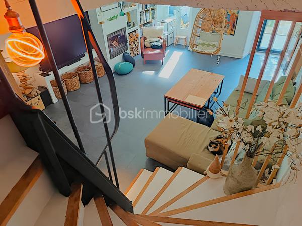 À VENDRE – SOMPTUEUSE MAISON HAUT DE GAMME 5 PIÈCES DE 131 m² AVEC BUREAU, PIÉCE POLYVALENTE, JARDIN, COUR TROPICALE ET GARAGE – DPE : A – PROCHE PLAGES – SECTEUR BOUILLIBAYE – SIX-FOURS-LES-PLAGES – 449 000 €

Vivez l’alliance parfaite entre authenticité et luxe dans cette maison de hameau du XIXᵉ siècle, entièrement rénovée avec des matériaux haut de gamme, offre un confort optimal et une excellente performance énergétique (DPE A), sans aucun travaux à prévoir.

Située à 10 minutes à pied du centre-ville (700 m) et à quelques minutes de la plage, dans le quartier prisé de Bouillibaye, cette maison offre un cadre de vie privilégié, avec commerces, écoles et espaces verts à proximité.
________________________________________
🔹 Caractéristiques principales :

•	Surface habitable : 13O m² (Carrez : 112 m²)
•	Terrain : 115 m²
•	Pièces : 5 pièces, dont 4 chambres + bureau + pièce polyvalente
•	Taxe foncière : 1 586 € / an
•	DPE : A et GES : A

Rez-de-chaussée (50 m²) :
   •	Entrée avec porte d’époque
   •	Agréable séjour spacieux avec cheminée à insert
   •	Salle d’eau moderne avec douche à l’italienne, WC et rangements
   •	Cuisine équipée haut de gamme (16 m²) donnant sur une terrasse avec récupérateur d’eau de pluie
1er étage :
   •	3 chambres
   •	Dressing ou pièce polyvalente
   •	WC séparé avec rangements
   •	Superbe salle de bain moderne avec carrelage effet marbre et sèche-serviettes haut de gamme
2ᵉ étage :
   •	Sublime chambre parentale de 27 m² avec dressing et espace détente
________________________________________
🔹 Extérieurs :

•	Cour tropicale à l’entrée, ornée de plantes luxuriantes
•	Terrasse côté cuisine
•	Abri de jardin avec branchement prévu pour jacuzzi
•	Local élégant pour dissimuler les poubelles
•	Garage de 14 m² avec mezzanine pour rangement
•	Stationnement supplémentaire à proximité
________________________________________
🔹 Confort & équipements :

•	Double vitrage
•	Climatisations réversibles dans toutes les pièces
•	Cheminée à insert avec répartiteur dans les chambres (ramonée septembre 2025)
•	Arrosage automatique
•	Plaque Tépagnaki 
•	Cave à vin
•	2 cumulus intelligents Ariston de 65 L avec étude des habitudes
•	Fibre optique
•	Tout-à-l’égout
•	Poutres apparentes
•	Récupérateur d’eau de pluie
________________________________________
🔹 Rénovation haut de gamme (2021-2023) :

•	Rénovation complète de la maison
•	Installation de matériaux luxueux et durables : carrelage effet marbre, sèche-serviettes haut de gamme, plaques et hotte de cuisine de qualité supérieure, et des équipements de prestige dans chaque pièce
•	Escalier en colimaçon design avec lustre signé par un architecte
•	VMC entièrement refaite 
•	Compteur électrique rénové en intégralité
•	Réseau d’eau entièrement rénové avec conduites de plus grand diamètre
•	Installation d’une pompe de relevage avec un puits conséquent récupérant toutes les eaux 
•	Pose d’un double clapet anti-retour pour les eaux usées, garantissant qu’elles ne refluent pas
•	Solins rénovés entièrement, Toiture impeccable
•	Garage rénové avec mezzanine
________________________________________
💎 Points forts :

•	Maison entièrement rénovée, aucun travaux à prévoir
•	Standing haut de gamme
•	Quartier recherché, à proximité du centre-ville
•	Jardin et espaces extérieurs propices à la détente et aux moments conviviaux

Une maison d’exception prête à accueillir votre famille dans le confort et l’élégance.

Parcourez les photos pour consulter le plan 2D de la maison et profitez de la visite virtuelle pour vous immerger dans chaque pièce.

Pour organiser une visite, contactez Kévin LEXA au 06 50 74 25 70 - (Réf. 307 765).  Disponible 7J/7.