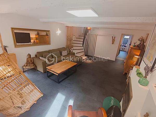 À VENDRE – SOMPTUEUSE MAISON HAUT DE GAMME 5 PIÈCES DE 131 m² AVEC BUREAU, PIÉCE POLYVALENTE, JARDIN, COUR TROPICALE ET GARAGE – DPE : A – PROCHE PLAGES – SECTEUR BOUILLIBAYE – SIX-FOURS-LES-PLAGES – 449 000 €

Vivez l’alliance parfaite entre authenticité et luxe dans cette maison de hameau du XIXᵉ siècle, entièrement rénovée avec des matériaux haut de gamme, offre un confort optimal et une excellente performance énergétique (DPE A), sans aucun travaux à prévoir.

Située à 10 minutes à pied du centre-ville (700 m) et à quelques minutes de la plage, dans le quartier prisé de Bouillibaye, cette maison offre un cadre de vie privilégié, avec commerces, écoles et espaces verts à proximité.
________________________________________
🔹 Caractéristiques principales :

•	Surface habitable : 13O m² (Carrez : 112 m²)
•	Terrain : 115 m²
•	Pièces : 5 pièces, dont 4 chambres + bureau + pièce polyvalente
•	Taxe foncière : 1 586 € / an
•	DPE : A et GES : A

Rez-de-chaussée (50 m²) :
   •	Entrée avec porte d’époque
   •	Agréable séjour spacieux avec cheminée à insert
   •	Salle d’eau moderne avec douche à l’italienne, WC et rangements
   •	Cuisine équipée haut de gamme (16 m²) donnant sur une terrasse avec récupérateur d’eau de pluie
1er étage :
   •	3 chambres
   •	Dressing ou pièce polyvalente
   •	WC séparé avec rangements
   •	Superbe salle de bain moderne avec carrelage effet marbre et sèche-serviettes haut de gamme
2ᵉ étage :
   •	Sublime chambre parentale de 27 m² avec dressing et espace détente
________________________________________
🔹 Extérieurs :

•	Cour tropicale à l’entrée, ornée de plantes luxuriantes
•	Terrasse côté cuisine
•	Abri de jardin avec branchement prévu pour jacuzzi
•	Local élégant pour dissimuler les poubelles
•	Garage de 14 m² avec mezzanine pour rangement
•	Stationnement supplémentaire à proximité
________________________________________
🔹 Confort & équipements :

•	Double vitrage
•	Climatisations réversibles dans toutes les pièces
•	Cheminée à insert avec répartiteur dans les chambres (ramonée septembre 2025)
•	Arrosage automatique
•	Plaque Tépagnaki 
•	Cave à vin
•	2 cumulus intelligents Ariston de 65 L avec étude des habitudes
•	Fibre optique
•	Tout-à-l’égout
•	Poutres apparentes
•	Récupérateur d’eau de pluie
________________________________________
🔹 Rénovation haut de gamme (2021-2023) :

•	Rénovation complète de la maison
•	Installation de matériaux luxueux et durables : carrelage effet marbre, sèche-serviettes haut de gamme, plaques et hotte de cuisine de qualité supérieure, et des équipements de prestige dans chaque pièce
•	Escalier en colimaçon design avec lustre signé par un architecte
•	VMC entièrement refaite 
•	Compteur électrique rénové en intégralité
•	Réseau d’eau entièrement rénové avec conduites de plus grand diamètre
•	Installation d’une pompe de relevage avec un puits conséquent récupérant toutes les eaux 
•	Pose d’un double clapet anti-retour pour les eaux usées, garantissant qu’elles ne refluent pas
•	Solins rénovés entièrement, Toiture impeccable
•	Garage rénové avec mezzanine
________________________________________
💎 Points forts :

•	Maison entièrement rénovée, aucun travaux à prévoir
•	Standing haut de gamme
•	Quartier recherché, à proximité du centre-ville
•	Jardin et espaces extérieurs propices à la détente et aux moments conviviaux

Une maison d’exception prête à accueillir votre famille dans le confort et l’élégance.

Parcourez les photos pour consulter le plan 2D de la maison et profitez de la visite virtuelle pour vous immerger dans chaque pièce.

Pour organiser une visite, contactez Kévin LEXA au 06 50 74 25 70 - (Réf. 307 765).  Disponible 7J/7.