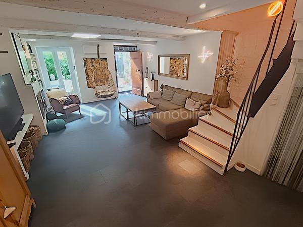 À VENDRE – SOMPTUEUSE MAISON HAUT DE GAMME 5 PIÈCES DE 131 m² AVEC BUREAU, PIÉCE POLYVALENTE, JARDIN, COUR TROPICALE ET GARAGE – DPE : A – PROCHE PLAGES – SECTEUR BOUILLIBAYE – SIX-FOURS-LES-PLAGES – 449 000 €

Vivez l’alliance parfaite entre authenticité et luxe dans cette maison de hameau du XIXᵉ siècle, entièrement rénovée avec des matériaux haut de gamme, offre un confort optimal et une excellente performance énergétique (DPE A), sans aucun travaux à prévoir.

Située à 10 minutes à pied du centre-ville (700 m) et à quelques minutes de la plage, dans le quartier prisé de Bouillibaye, cette maison offre un cadre de vie privilégié, avec commerces, écoles et espaces verts à proximité.
________________________________________
🔹 Caractéristiques principales :

•	Surface habitable : 13O m² (Carrez : 112 m²)
•	Terrain : 115 m²
•	Pièces : 5 pièces, dont 4 chambres + bureau + pièce polyvalente
•	Taxe foncière : 1 586 € / an
•	DPE : A et GES : A

Rez-de-chaussée (50 m²) :
   •	Entrée avec porte d’époque
   •	Agréable séjour spacieux avec cheminée à insert
   •	Salle d’eau moderne avec douche à l’italienne, WC et rangements
   •	Cuisine équipée haut de gamme (16 m²) donnant sur une terrasse avec récupérateur d’eau de pluie
1er étage :
   •	3 chambres
   •	Dressing ou pièce polyvalente
   •	WC séparé avec rangements
   •	Superbe salle de bain moderne avec carrelage effet marbre et sèche-serviettes haut de gamme
2ᵉ étage :
   •	Sublime chambre parentale de 27 m² avec dressing et espace détente
________________________________________
🔹 Extérieurs :

•	Cour tropicale à l’entrée, ornée de plantes luxuriantes
•	Terrasse côté cuisine
•	Abri de jardin avec branchement prévu pour jacuzzi
•	Local élégant pour dissimuler les poubelles
•	Garage de 14 m² avec mezzanine pour rangement
•	Stationnement supplémentaire à proximité
________________________________________
🔹 Confort & équipements :

•	Double vitrage
•	Climatisations réversibles dans toutes les pièces
•	Cheminée à insert avec répartiteur dans les chambres (ramonée septembre 2025)
•	Arrosage automatique
•	Plaque Tépagnaki 
•	Cave à vin
•	2 cumulus intelligents Ariston de 65 L avec étude des habitudes
•	Fibre optique
•	Tout-à-l’égout
•	Poutres apparentes
•	Récupérateur d’eau de pluie
________________________________________
🔹 Rénovation haut de gamme (2021-2023) :

•	Rénovation complète de la maison
•	Installation de matériaux luxueux et durables : carrelage effet marbre, sèche-serviettes haut de gamme, plaques et hotte de cuisine de qualité supérieure, et des équipements de prestige dans chaque pièce
•	Escalier en colimaçon design avec lustre signé par un architecte
•	VMC entièrement refaite 
•	Compteur électrique rénové en intégralité
•	Réseau d’eau entièrement rénové avec conduites de plus grand diamètre
•	Installation d’une pompe de relevage avec un puits conséquent récupérant toutes les eaux 
•	Pose d’un double clapet anti-retour pour les eaux usées, garantissant qu’elles ne refluent pas
•	Solins rénovés entièrement, Toiture impeccable
•	Garage rénové avec mezzanine
________________________________________
💎 Points forts :

•	Maison entièrement rénovée, aucun travaux à prévoir
•	Standing haut de gamme
•	Quartier recherché, à proximité du centre-ville
•	Jardin et espaces extérieurs propices à la détente et aux moments conviviaux

Une maison d’exception prête à accueillir votre famille dans le confort et l’élégance.

Parcourez les photos pour consulter le plan 2D de la maison et profitez de la visite virtuelle pour vous immerger dans chaque pièce.

Pour organiser une visite, contactez Kévin LEXA au 06 50 74 25 70 - (Réf. 307 765).  Disponible 7J/7.