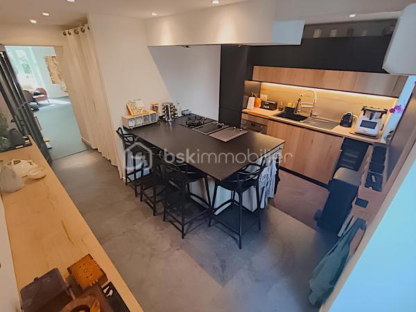 À VENDRE – SOMPTUEUSE MAISON HAUT DE GAMME 5 PIÈCES DE 131 m² AVEC BUREAU, PIÉCE POLYVALENTE, JARDIN, COUR TROPICALE ET GARAGE – DPE : A – PROCHE PLAGES – SECTEUR BOUILLIBAYE – SIX-FOURS-LES-PLAGES – 449 000 €

Vivez l’alliance parfaite entre authenticité et luxe dans cette maison de hameau du XIXᵉ siècle, entièrement rénovée avec des matériaux haut de gamme, offre un confort optimal et une excellente performance énergétique (DPE A), sans aucun travaux à prévoir.

Située à 10 minutes à pied du centre-ville (700 m) et à quelques minutes de la plage, dans le quartier prisé de Bouillibaye, cette maison offre un cadre de vie privilégié, avec commerces, écoles et espaces verts à proximité.
________________________________________
🔹 Caractéristiques principales :

•	Surface habitable : 13O m² (Carrez : 112 m²)
•	Terrain : 115 m²
•	Pièces : 5 pièces, dont 4 chambres + bureau + pièce polyvalente
•	Taxe foncière : 1 586 € / an
•	DPE : A et GES : A

Rez-de-chaussée (50 m²) :
   •	Entrée avec porte d’époque
   •	Agréable séjour spacieux avec cheminée à insert
   •	Salle d’eau moderne avec douche à l’italienne, WC et rangements
   •	Cuisine équipée haut de gamme (16 m²) donnant sur une terrasse avec récupérateur d’eau de pluie
1er étage :
   •	3 chambres
   •	Dressing ou pièce polyvalente
   •	WC séparé avec rangements
   •	Superbe salle de bain moderne avec carrelage effet marbre et sèche-serviettes haut de gamme
2ᵉ étage :
   •	Sublime chambre parentale de 27 m² avec dressing et espace détente
________________________________________
🔹 Extérieurs :

•	Cour tropicale à l’entrée, ornée de plantes luxuriantes
•	Terrasse côté cuisine
•	Abri de jardin avec branchement prévu pour jacuzzi
•	Local élégant pour dissimuler les poubelles
•	Garage de 14 m² avec mezzanine pour rangement
•	Stationnement supplémentaire à proximité
________________________________________
🔹 Confort & équipements :

•	Double vitrage
•	Climatisations réversibles dans toutes les pièces
•	Cheminée à insert avec répartiteur dans les chambres (ramonée septembre 2025)
•	Arrosage automatique
•	Plaque Tépagnaki 
•	Cave à vin
•	2 cumulus intelligents Ariston de 65 L avec étude des habitudes
•	Fibre optique
•	Tout-à-l’égout
•	Poutres apparentes
•	Récupérateur d’eau de pluie
________________________________________
🔹 Rénovation haut de gamme (2021-2023) :

•	Rénovation complète de la maison
•	Installation de matériaux luxueux et durables : carrelage effet marbre, sèche-serviettes haut de gamme, plaques et hotte de cuisine de qualité supérieure, et des équipements de prestige dans chaque pièce
•	Escalier en colimaçon design avec lustre signé par un architecte
•	VMC entièrement refaite 
•	Compteur électrique rénové en intégralité
•	Réseau d’eau entièrement rénové avec conduites de plus grand diamètre
•	Installation d’une pompe de relevage avec un puits conséquent récupérant toutes les eaux 
•	Pose d’un double clapet anti-retour pour les eaux usées, garantissant qu’elles ne refluent pas
•	Solins rénovés entièrement, Toiture impeccable
•	Garage rénové avec mezzanine
________________________________________
💎 Points forts :

•	Maison entièrement rénovée, aucun travaux à prévoir
•	Standing haut de gamme
•	Quartier recherché, à proximité du centre-ville
•	Jardin et espaces extérieurs propices à la détente et aux moments conviviaux

Une maison d’exception prête à accueillir votre famille dans le confort et l’élégance.

Parcourez les photos pour consulter le plan 2D de la maison et profitez de la visite virtuelle pour vous immerger dans chaque pièce.

Pour organiser une visite, contactez Kévin LEXA au 06 50 74 25 70 - (Réf. 307 765).  Disponible 7J/7.
