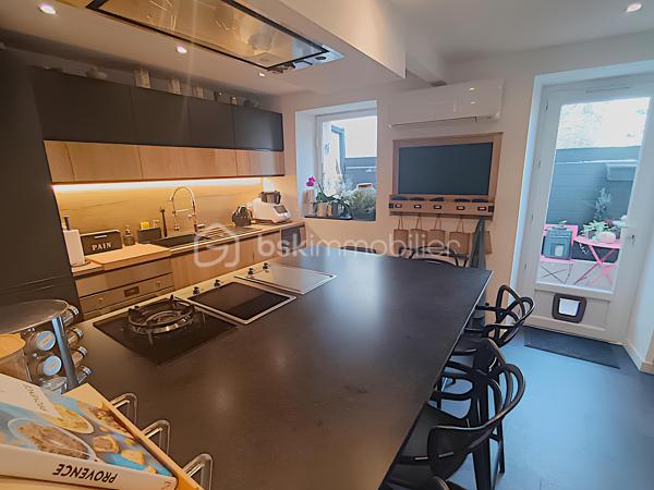 À VENDRE – SOMPTUEUSE MAISON HAUT DE GAMME 5 PIÈCES DE 131 m² AVEC BUREAU, PIÉCE POLYVALENTE, JARDIN, COUR TROPICALE ET GARAGE – DPE : A – PROCHE PLAGES – SECTEUR BOUILLIBAYE – SIX-FOURS-LES-PLAGES – 449 000 €

Vivez l’alliance parfaite entre authenticité et luxe dans cette maison de hameau du XIXᵉ siècle, entièrement rénovée avec des matériaux haut de gamme, offre un confort optimal et une excellente performance énergétique (DPE A), sans aucun travaux à prévoir.

Située à 10 minutes à pied du centre-ville (700 m) et à quelques minutes de la plage, dans le quartier prisé de Bouillibaye, cette maison offre un cadre de vie privilégié, avec commerces, écoles et espaces verts à proximité.
________________________________________
🔹 Caractéristiques principales :

•	Surface habitable : 13O m² (Carrez : 112 m²)
•	Terrain : 115 m²
•	Pièces : 5 pièces, dont 4 chambres + bureau + pièce polyvalente
•	Taxe foncière : 1 586 € / an
•	DPE : A et GES : A

Rez-de-chaussée (50 m²) :
   •	Entrée avec porte d’époque
   •	Agréable séjour spacieux avec cheminée à insert
   •	Salle d’eau moderne avec douche à l’italienne, WC et rangements
   •	Cuisine équipée haut de gamme (16 m²) donnant sur une terrasse avec récupérateur d’eau de pluie
1er étage :
   •	3 chambres
   •	Dressing ou pièce polyvalente
   •	WC séparé avec rangements
   •	Superbe salle de bain moderne avec carrelage effet marbre et sèche-serviettes haut de gamme
2ᵉ étage :
   •	Sublime chambre parentale de 27 m² avec dressing et espace détente
________________________________________
🔹 Extérieurs :

•	Cour tropicale à l’entrée, ornée de plantes luxuriantes
•	Terrasse côté cuisine
•	Abri de jardin avec branchement prévu pour jacuzzi
•	Local élégant pour dissimuler les poubelles
•	Garage de 14 m² avec mezzanine pour rangement
•	Stationnement supplémentaire à proximité
________________________________________
🔹 Confort & équipements :

•	Double vitrage
•	Climatisations réversibles dans toutes les pièces
•	Cheminée à insert avec répartiteur dans les chambres (ramonée septembre 2025)
•	Arrosage automatique
•	Plaque Tépagnaki 
•	Cave à vin
•	2 cumulus intelligents Ariston de 65 L avec étude des habitudes
•	Fibre optique
•	Tout-à-l’égout
•	Poutres apparentes
•	Récupérateur d’eau de pluie
________________________________________
🔹 Rénovation haut de gamme (2021-2023) :

•	Rénovation complète de la maison
•	Installation de matériaux luxueux et durables : carrelage effet marbre, sèche-serviettes haut de gamme, plaques et hotte de cuisine de qualité supérieure, et des équipements de prestige dans chaque pièce
•	Escalier en colimaçon design avec lustre signé par un architecte
•	VMC entièrement refaite 
•	Compteur électrique rénové en intégralité
•	Réseau d’eau entièrement rénové avec conduites de plus grand diamètre
•	Installation d’une pompe de relevage avec un puits conséquent récupérant toutes les eaux 
•	Pose d’un double clapet anti-retour pour les eaux usées, garantissant qu’elles ne refluent pas
•	Solins rénovés entièrement, Toiture impeccable
•	Garage rénové avec mezzanine
________________________________________
💎 Points forts :

•	Maison entièrement rénovée, aucun travaux à prévoir
•	Standing haut de gamme
•	Quartier recherché, à proximité du centre-ville
•	Jardin et espaces extérieurs propices à la détente et aux moments conviviaux

Une maison d’exception prête à accueillir votre famille dans le confort et l’élégance.

Parcourez les photos pour consulter le plan 2D de la maison et profitez de la visite virtuelle pour vous immerger dans chaque pièce.

Pour organiser une visite, contactez Kévin LEXA au 06 50 74 25 70 - (Réf. 307 765).  Disponible 7J/7.