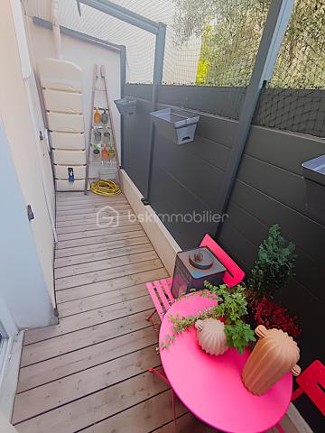 À VENDRE – SOMPTUEUSE MAISON HAUT DE GAMME 5 PIÈCES DE 131 m² AVEC BUREAU, PIÉCE POLYVALENTE, JARDIN, COUR TROPICALE ET GARAGE – DPE : A – PROCHE PLAGES – SECTEUR BOUILLIBAYE – SIX-FOURS-LES-PLAGES – 449 000 €

Vivez l’alliance parfaite entre authenticité et luxe dans cette maison de hameau du XIXᵉ siècle, entièrement rénovée avec des matériaux haut de gamme, offre un confort optimal et une excellente performance énergétique (DPE A), sans aucun travaux à prévoir.

Située à 10 minutes à pied du centre-ville (700 m) et à quelques minutes de la plage, dans le quartier prisé de Bouillibaye, cette maison offre un cadre de vie privilégié, avec commerces, écoles et espaces verts à proximité.
________________________________________
🔹 Caractéristiques principales :

•	Surface habitable : 13O m² (Carrez : 112 m²)
•	Terrain : 115 m²
•	Pièces : 5 pièces, dont 4 chambres + bureau + pièce polyvalente
•	Taxe foncière : 1 586 € / an
•	DPE : A et GES : A

Rez-de-chaussée (50 m²) :
   •	Entrée avec porte d’époque
   •	Agréable séjour spacieux avec cheminée à insert
   •	Salle d’eau moderne avec douche à l’italienne, WC et rangements
   •	Cuisine équipée haut de gamme (16 m²) donnant sur une terrasse avec récupérateur d’eau de pluie
1er étage :
   •	3 chambres
   •	Dressing ou pièce polyvalente
   •	WC séparé avec rangements
   •	Superbe salle de bain moderne avec carrelage effet marbre et sèche-serviettes haut de gamme
2ᵉ étage :
   •	Sublime chambre parentale de 27 m² avec dressing et espace détente
________________________________________
🔹 Extérieurs :

•	Cour tropicale à l’entrée, ornée de plantes luxuriantes
•	Terrasse côté cuisine
•	Abri de jardin avec branchement prévu pour jacuzzi
•	Local élégant pour dissimuler les poubelles
•	Garage de 14 m² avec mezzanine pour rangement
•	Stationnement supplémentaire à proximité
________________________________________
🔹 Confort & équipements :

•	Double vitrage
•	Climatisations réversibles dans toutes les pièces
•	Cheminée à insert avec répartiteur dans les chambres (ramonée septembre 2025)
•	Arrosage automatique
•	Plaque Tépagnaki 
•	Cave à vin
•	2 cumulus intelligents Ariston de 65 L avec étude des habitudes
•	Fibre optique
•	Tout-à-l’égout
•	Poutres apparentes
•	Récupérateur d’eau de pluie
________________________________________
🔹 Rénovation haut de gamme (2021-2023) :

•	Rénovation complète de la maison
•	Installation de matériaux luxueux et durables : carrelage effet marbre, sèche-serviettes haut de gamme, plaques et hotte de cuisine de qualité supérieure, et des équipements de prestige dans chaque pièce
•	Escalier en colimaçon design avec lustre signé par un architecte
•	VMC entièrement refaite 
•	Compteur électrique rénové en intégralité
•	Réseau d’eau entièrement rénové avec conduites de plus grand diamètre
•	Installation d’une pompe de relevage avec un puits conséquent récupérant toutes les eaux 
•	Pose d’un double clapet anti-retour pour les eaux usées, garantissant qu’elles ne refluent pas
•	Solins rénovés entièrement, Toiture impeccable
•	Garage rénové avec mezzanine
________________________________________
💎 Points forts :

•	Maison entièrement rénovée, aucun travaux à prévoir
•	Standing haut de gamme
•	Quartier recherché, à proximité du centre-ville
•	Jardin et espaces extérieurs propices à la détente et aux moments conviviaux

Une maison d’exception prête à accueillir votre famille dans le confort et l’élégance.

Parcourez les photos pour consulter le plan 2D de la maison et profitez de la visite virtuelle pour vous immerger dans chaque pièce.

Pour organiser une visite, contactez Kévin LEXA au 06 50 74 25 70 - (Réf. 307 765).  Disponible 7J/7.