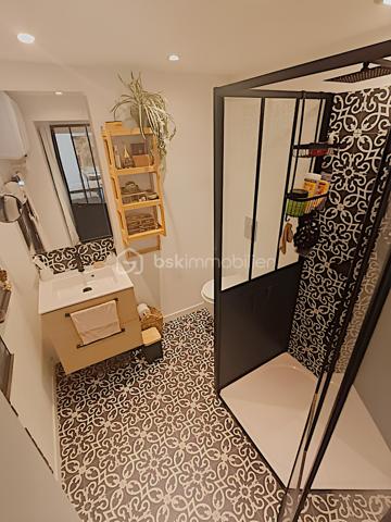 À VENDRE – SOMPTUEUSE MAISON HAUT DE GAMME 5 PIÈCES DE 131 m² AVEC BUREAU, PIÉCE POLYVALENTE, JARDIN, COUR TROPICALE ET GARAGE – DPE : A – PROCHE PLAGES – SECTEUR BOUILLIBAYE – SIX-FOURS-LES-PLAGES – 449 000 €

Vivez l’alliance parfaite entre authenticité et luxe dans cette maison de hameau du XIXᵉ siècle, entièrement rénovée avec des matériaux haut de gamme, offre un confort optimal et une excellente performance énergétique (DPE A), sans aucun travaux à prévoir.

Située à 10 minutes à pied du centre-ville (700 m) et à quelques minutes de la plage, dans le quartier prisé de Bouillibaye, cette maison offre un cadre de vie privilégié, avec commerces, écoles et espaces verts à proximité.
________________________________________
🔹 Caractéristiques principales :

•	Surface habitable : 13O m² (Carrez : 112 m²)
•	Terrain : 115 m²
•	Pièces : 5 pièces, dont 4 chambres + bureau + pièce polyvalente
•	Taxe foncière : 1 586 € / an
•	DPE : A et GES : A

Rez-de-chaussée (50 m²) :
   •	Entrée avec porte d’époque
   •	Agréable séjour spacieux avec cheminée à insert
   •	Salle d’eau moderne avec douche à l’italienne, WC et rangements
   •	Cuisine équipée haut de gamme (16 m²) donnant sur une terrasse avec récupérateur d’eau de pluie
1er étage :
   •	3 chambres
   •	Dressing ou pièce polyvalente
   •	WC séparé avec rangements
   •	Superbe salle de bain moderne avec carrelage effet marbre et sèche-serviettes haut de gamme
2ᵉ étage :
   •	Sublime chambre parentale de 27 m² avec dressing et espace détente
________________________________________
🔹 Extérieurs :

•	Cour tropicale à l’entrée, ornée de plantes luxuriantes
•	Terrasse côté cuisine
•	Abri de jardin avec branchement prévu pour jacuzzi
•	Local élégant pour dissimuler les poubelles
•	Garage de 14 m² avec mezzanine pour rangement
•	Stationnement supplémentaire à proximité
________________________________________
🔹 Confort & équipements :

•	Double vitrage
•	Climatisations réversibles dans toutes les pièces
•	Cheminée à insert avec répartiteur dans les chambres (ramonée septembre 2025)
•	Arrosage automatique
•	Plaque Tépagnaki 
•	Cave à vin
•	2 cumulus intelligents Ariston de 65 L avec étude des habitudes
•	Fibre optique
•	Tout-à-l’égout
•	Poutres apparentes
•	Récupérateur d’eau de pluie
________________________________________
🔹 Rénovation haut de gamme (2021-2023) :

•	Rénovation complète de la maison
•	Installation de matériaux luxueux et durables : carrelage effet marbre, sèche-serviettes haut de gamme, plaques et hotte de cuisine de qualité supérieure, et des équipements de prestige dans chaque pièce
•	Escalier en colimaçon design avec lustre signé par un architecte
•	VMC entièrement refaite 
•	Compteur électrique rénové en intégralité
•	Réseau d’eau entièrement rénové avec conduites de plus grand diamètre
•	Installation d’une pompe de relevage avec un puits conséquent récupérant toutes les eaux 
•	Pose d’un double clapet anti-retour pour les eaux usées, garantissant qu’elles ne refluent pas
•	Solins rénovés entièrement, Toiture impeccable
•	Garage rénové avec mezzanine
________________________________________
💎 Points forts :

•	Maison entièrement rénovée, aucun travaux à prévoir
•	Standing haut de gamme
•	Quartier recherché, à proximité du centre-ville
•	Jardin et espaces extérieurs propices à la détente et aux moments conviviaux

Une maison d’exception prête à accueillir votre famille dans le confort et l’élégance.

Parcourez les photos pour consulter le plan 2D de la maison et profitez de la visite virtuelle pour vous immerger dans chaque pièce.

Pour organiser une visite, contactez Kévin LEXA au 06 50 74 25 70 - (Réf. 307 765).  Disponible 7J/7.