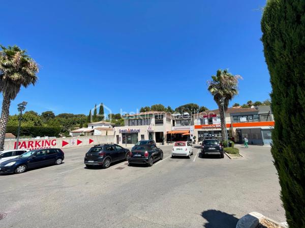 À vendre fonds de commerce ou droit au bail (sous réserve de l'accord du bailleur).
Local commercial de 193 m² complété par une terrasse de 30 m², bénéficiant d'un environnement particulièrement attractif et dynamique.
Atouts du site :
* Excellente visibilité sur un axe très fréquenté
* 40 places de stationnement, dont 20 directement devant la boutique
* Parking souterrain réservé au personnel
* Implantation au cœur d'un pôle commercial et de services : centre médical, salon de coiffure, banque, boulangerie, supermarché bio, institut de beauté, etc.
Cette localisation offre un flux régulier de clientèle et un fort potentiel de développement.
Loyer et charges particulièrement attractifs au regard de la surface proposée.
Informations complémentaires et conditions financières communiquées sur demande, avec présentation préalable du projet envisagé.
