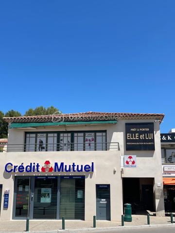 À vendre fonds de commerce ou droit au bail (sous réserve de l'accord du bailleur).
Local commercial de 193 m² complété par une terrasse de 30 m², bénéficiant d'un environnement particulièrement attractif et dynamique.
Atouts du site :
* Excellente visibilité sur un axe très fréquenté
* 40 places de stationnement, dont 20 directement devant la boutique
* Parking souterrain réservé au personnel
* Implantation au cœur d'un pôle commercial et de services : centre médical, salon de coiffure, banque, boulangerie, supermarché bio, institut de beauté, etc.
Cette localisation offre un flux régulier de clientèle et un fort potentiel de développement.
Loyer et charges particulièrement attractifs au regard de la surface proposée.
Informations complémentaires et conditions financières communiquées sur demande, avec présentation préalable du projet envisagé.