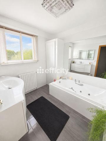 Maison
         6 pièces
        - 165 m² Exclusivité 455 800 € *